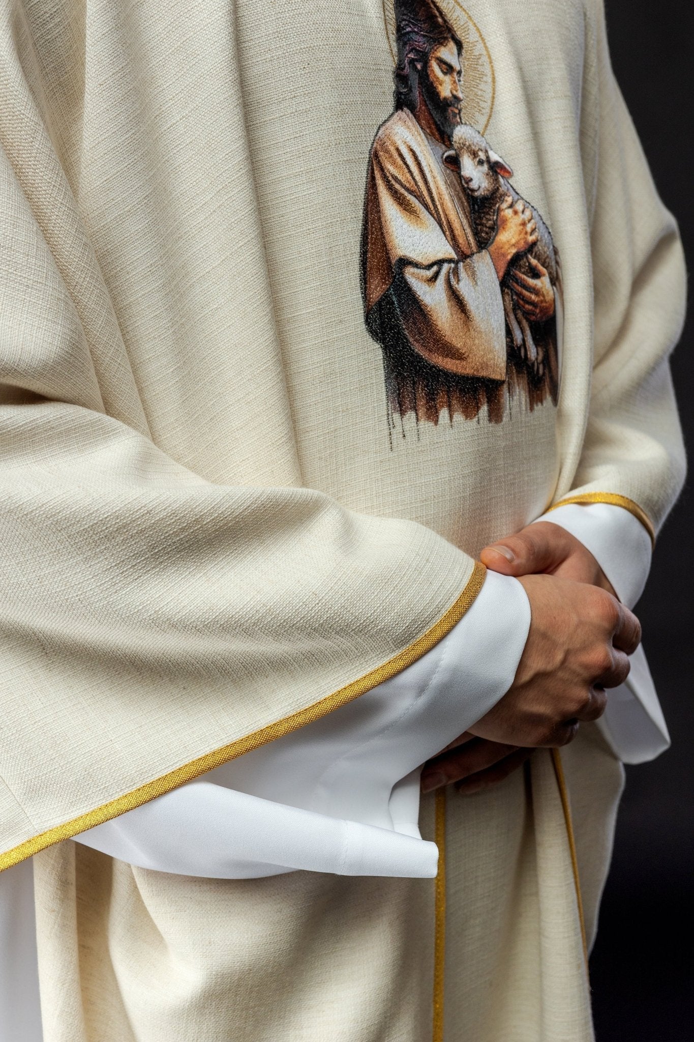 Casula creme com imagem de Jesus Bom Pastor com o Cordeiro