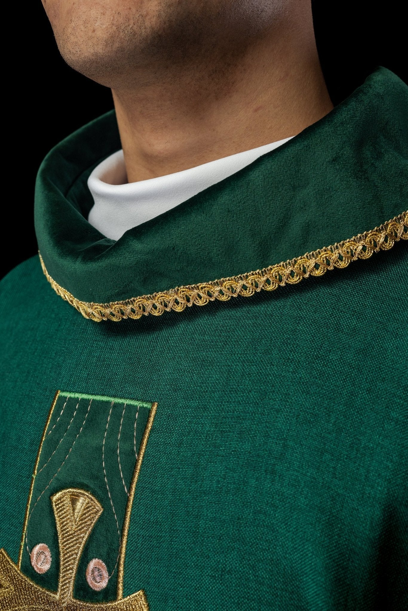 Casula verde com bordados de cruzes douradas e debrum na gola