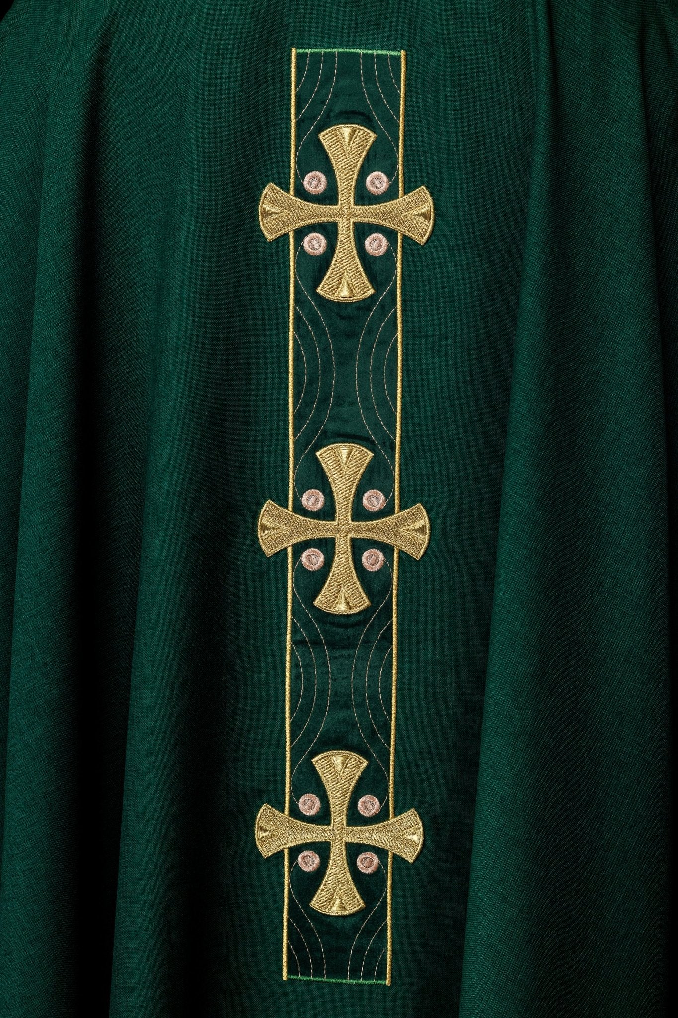Casula verde com bordados de cruzes douradas e debrum na gola