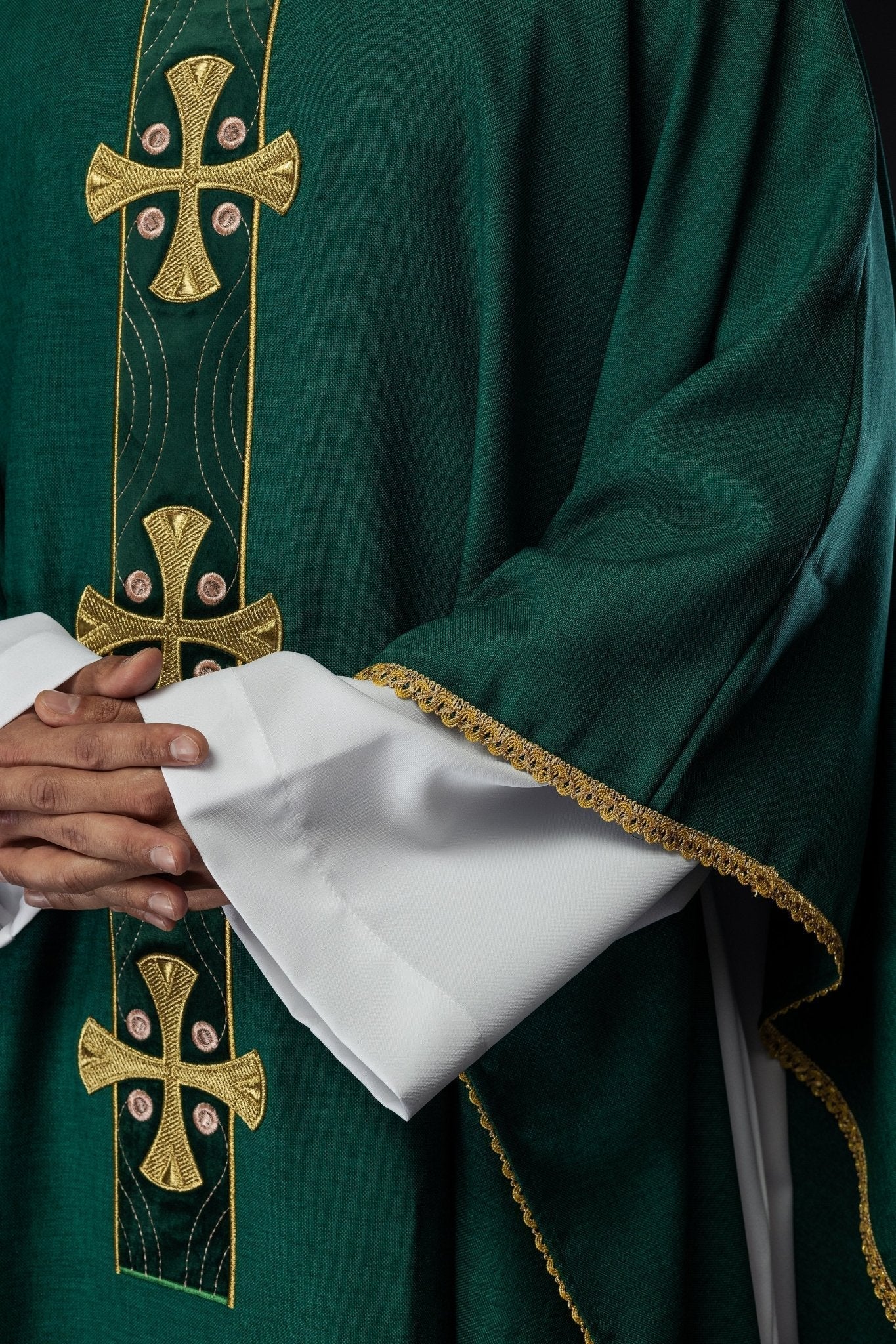 Casula verde com bordados de cruzes douradas e debrum na gola