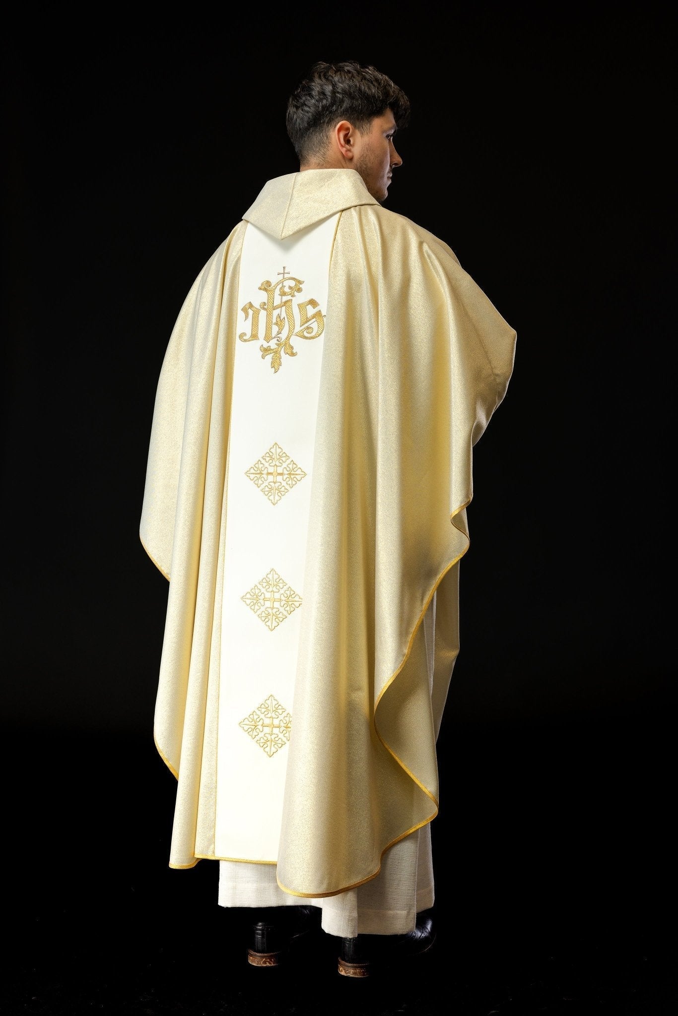Casula bordada Jesus Misericordioso e IHS em dourado