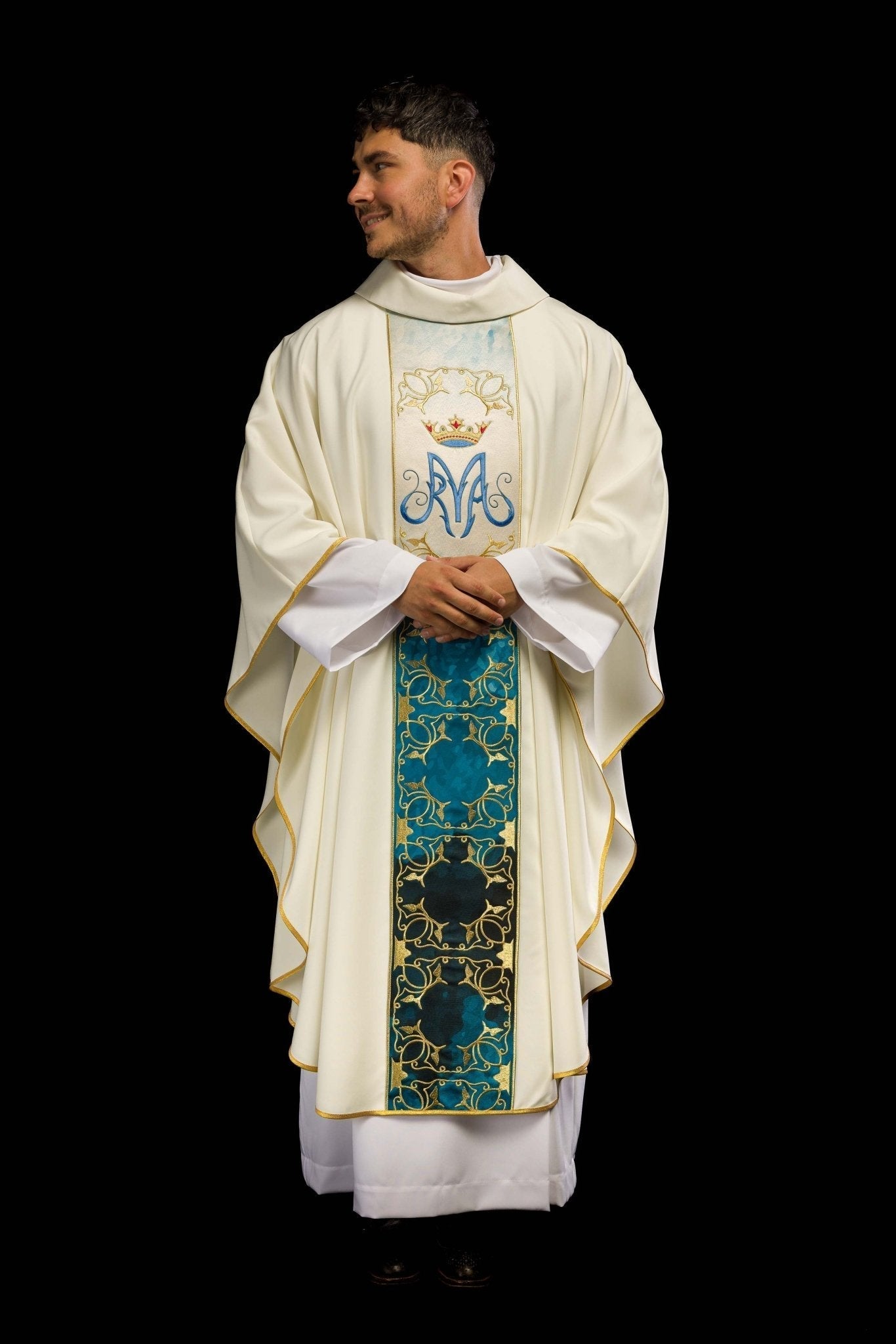 Casula litúrgica mariana com faixa bordada e sublimada, cor creme