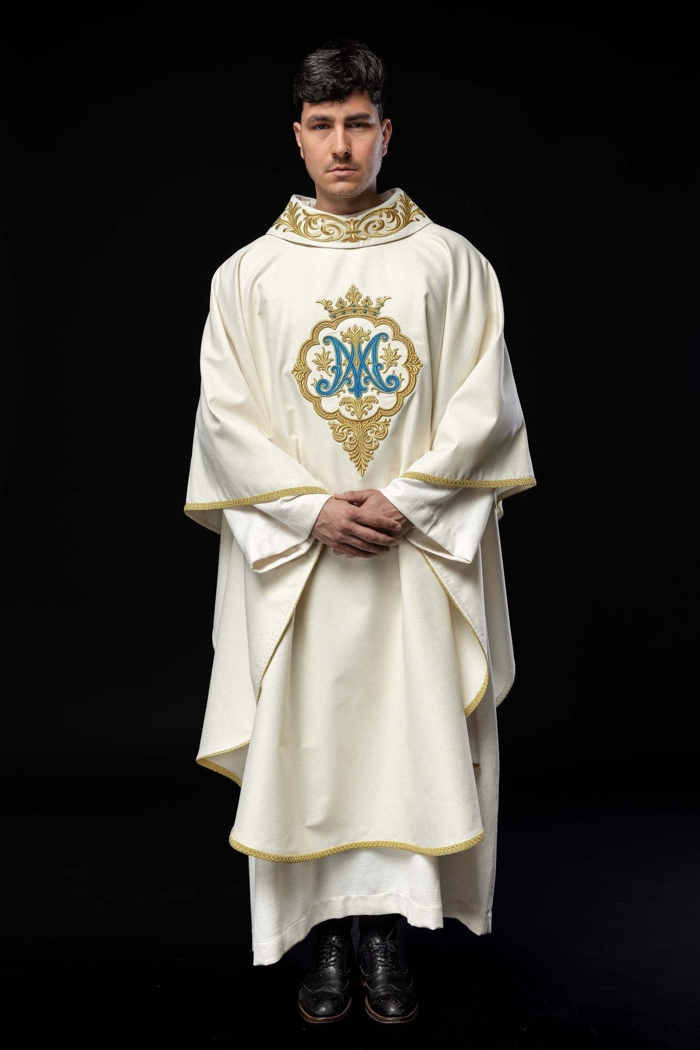 Casula mariana com brasão e coroa bordados