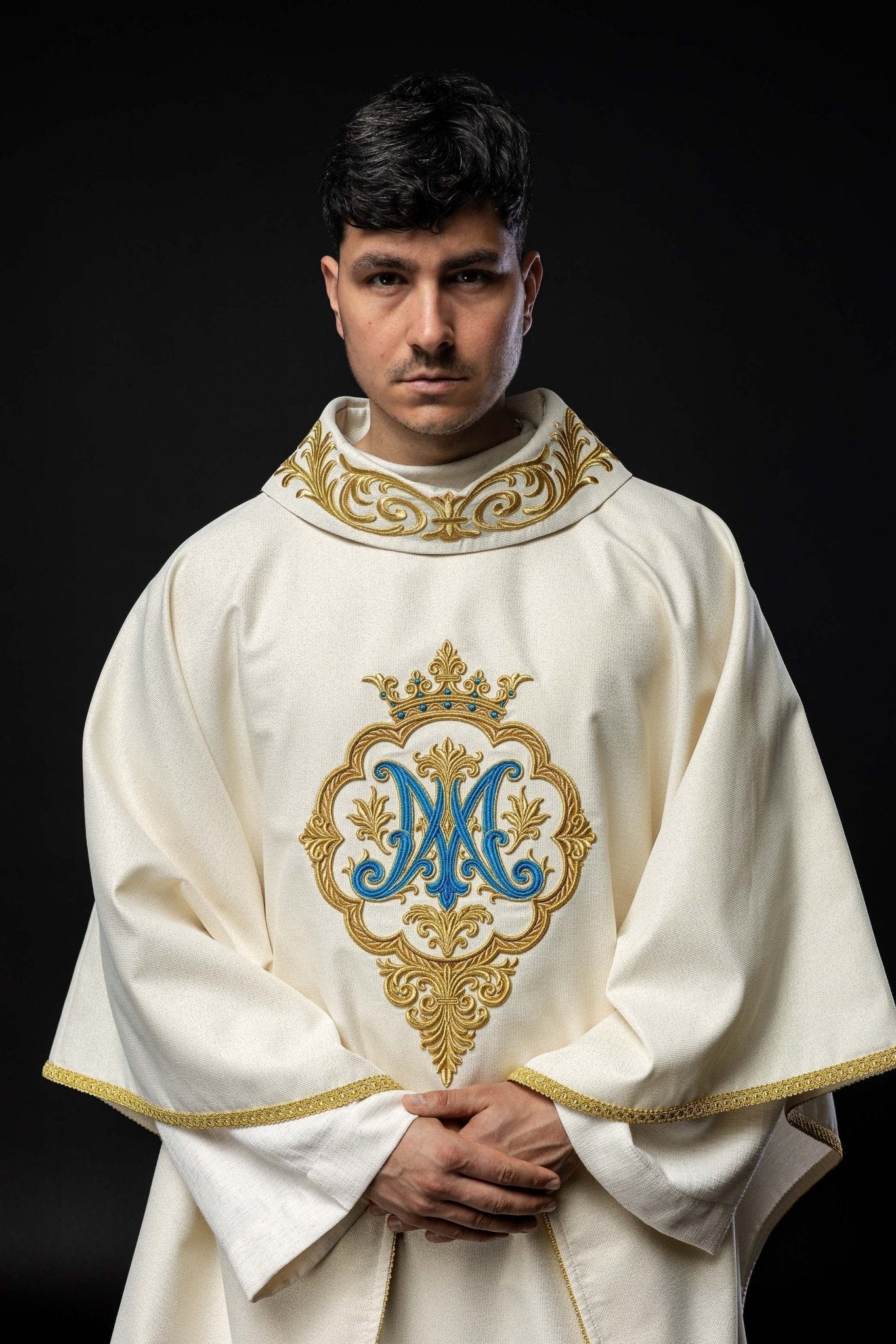 Casula mariana com brasão e coroa bordados