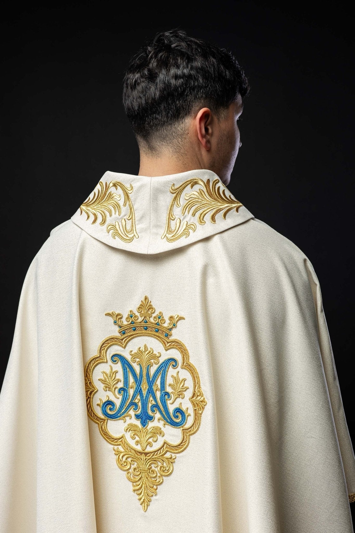 Casula mariana com brasão e coroa bordados