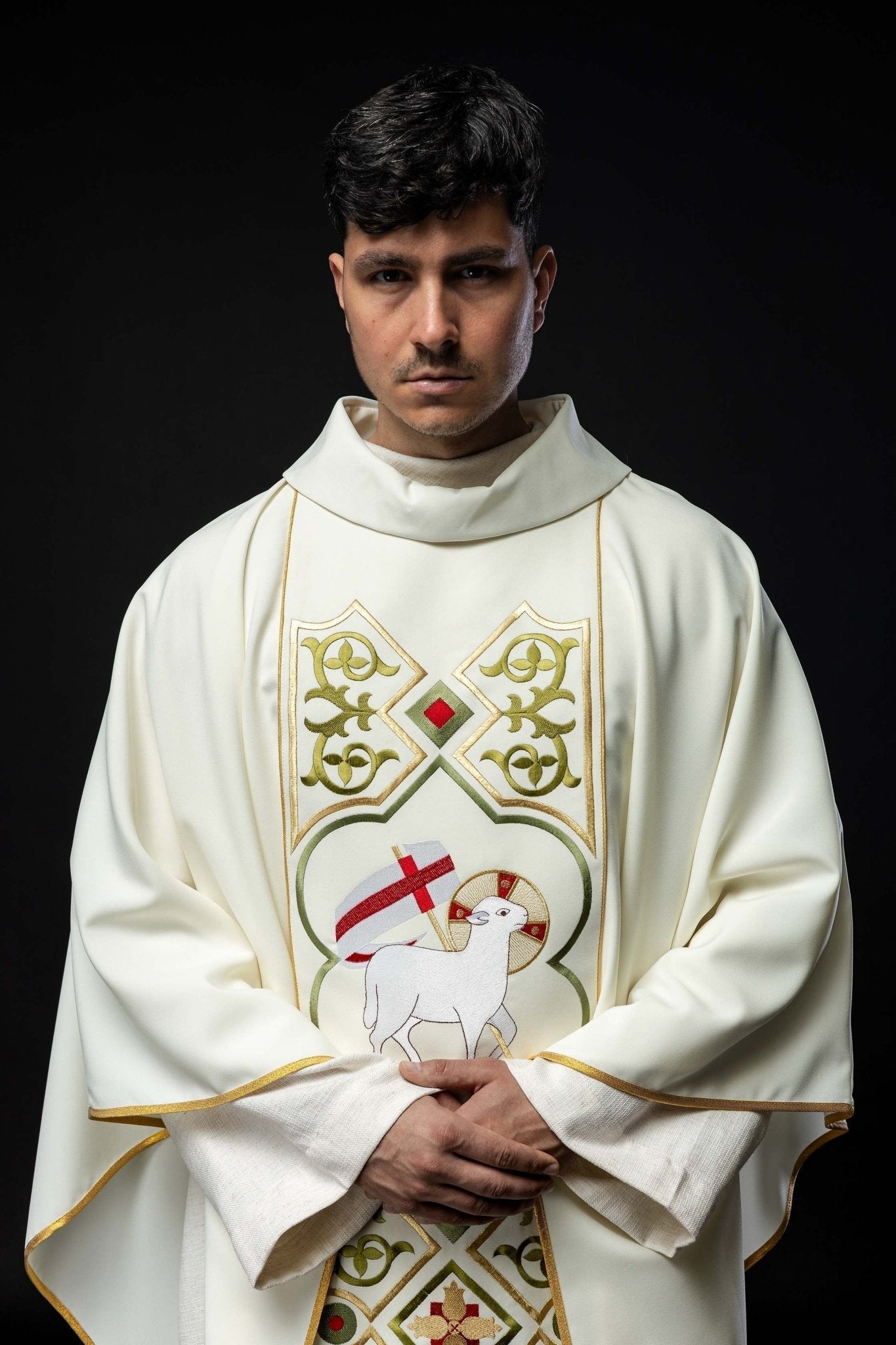 Casula creme com bordado do Cordeiro de Deus