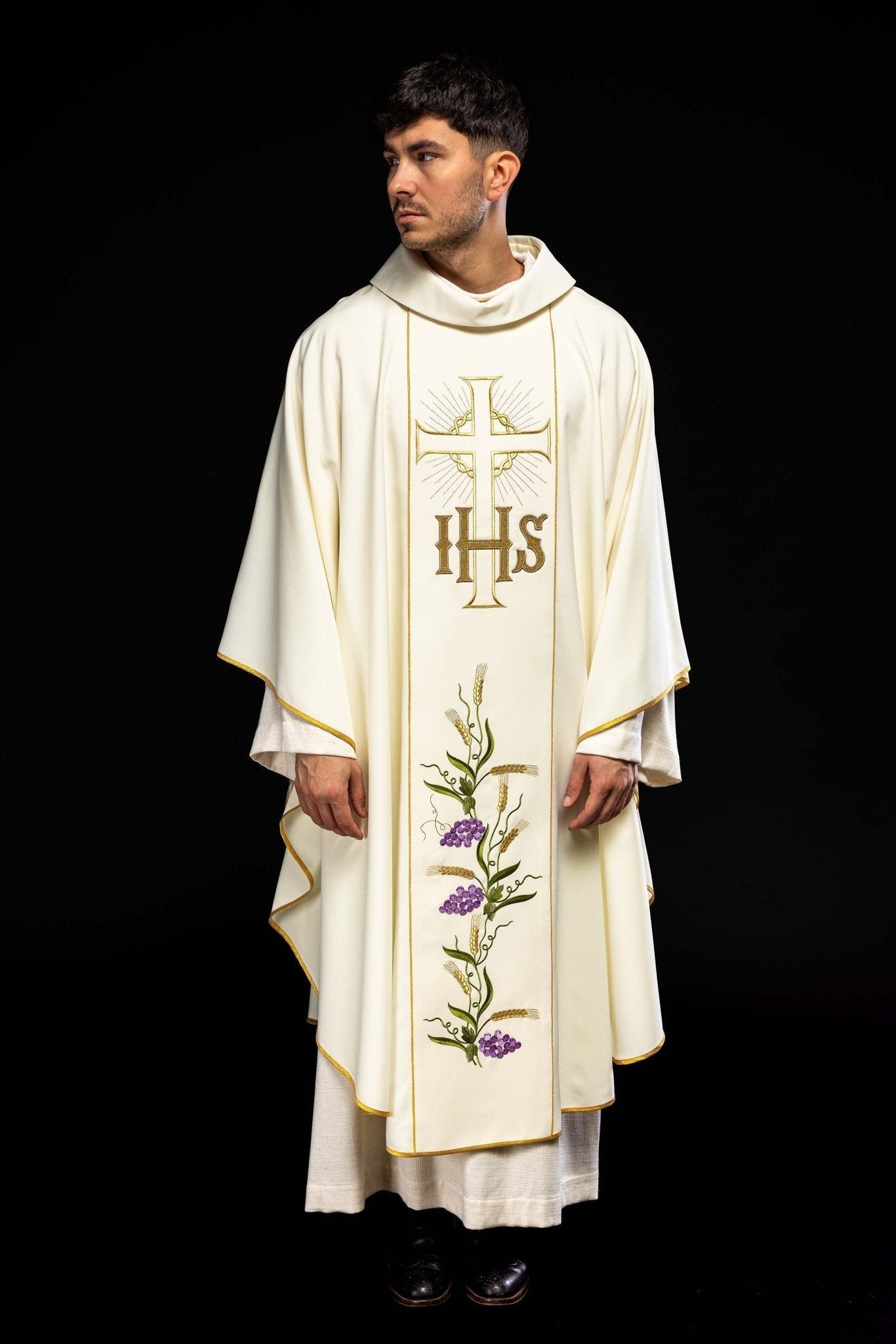 Casula com faixa bordada IHS, uvas e espigas, e debrum dourado