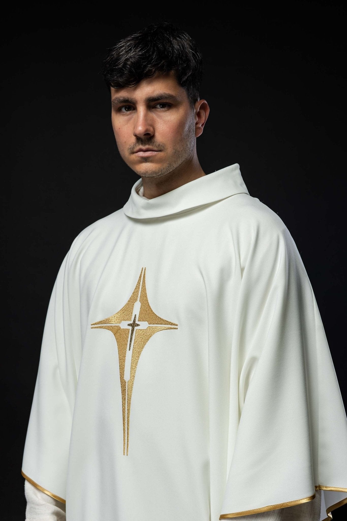 Casula bordada com cruz e símbolo IHS