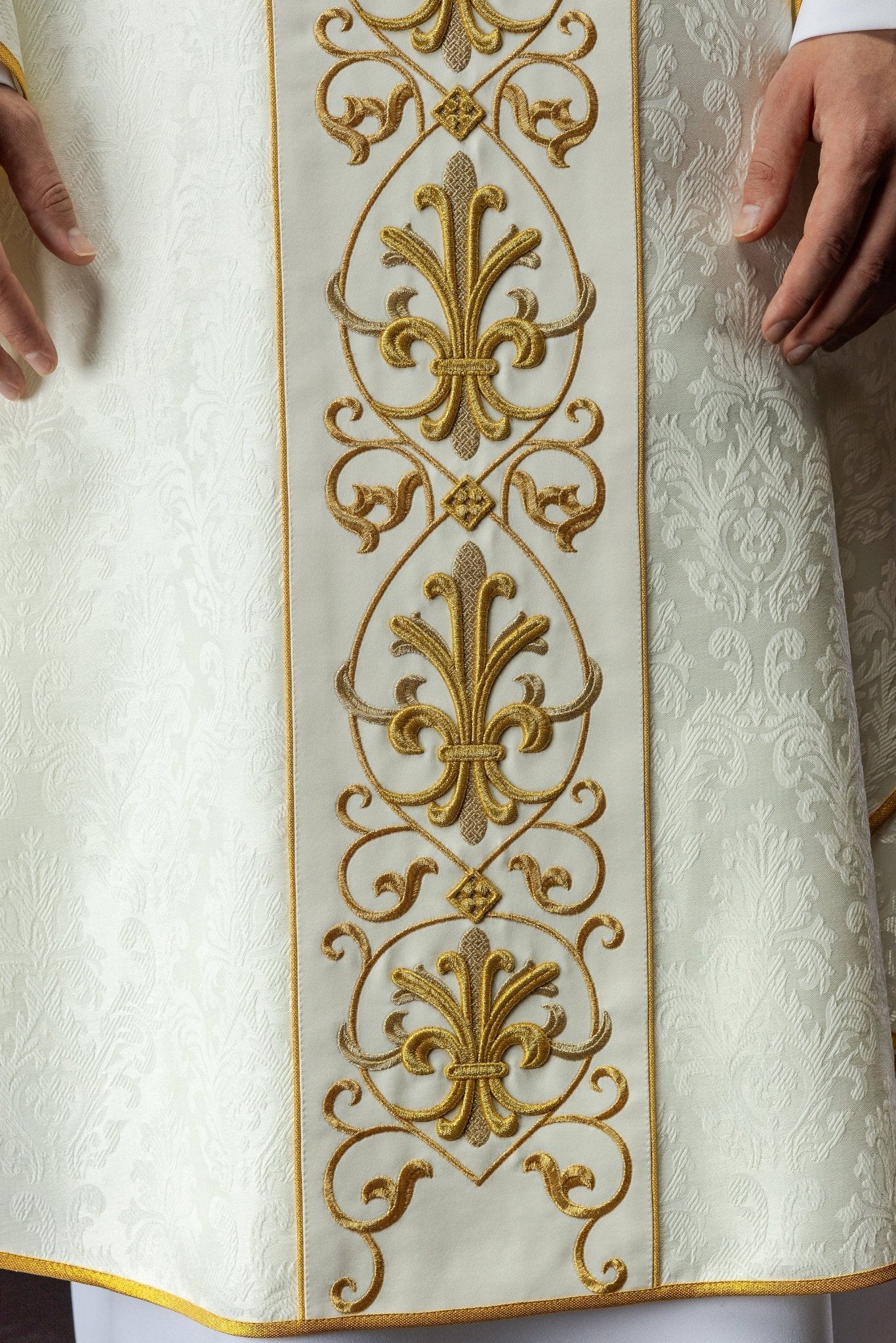 Casula creme bordada em tecido decorativo com símbolo IHS