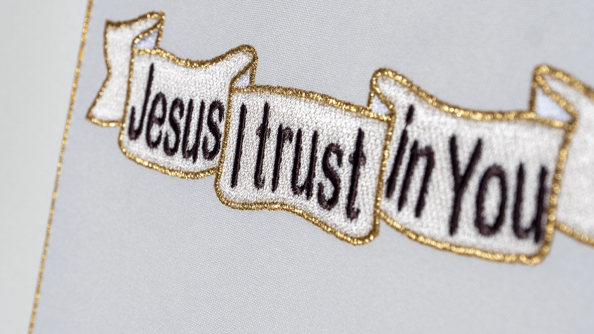 Casula bordada Jesus Misericordioso e IHS creme