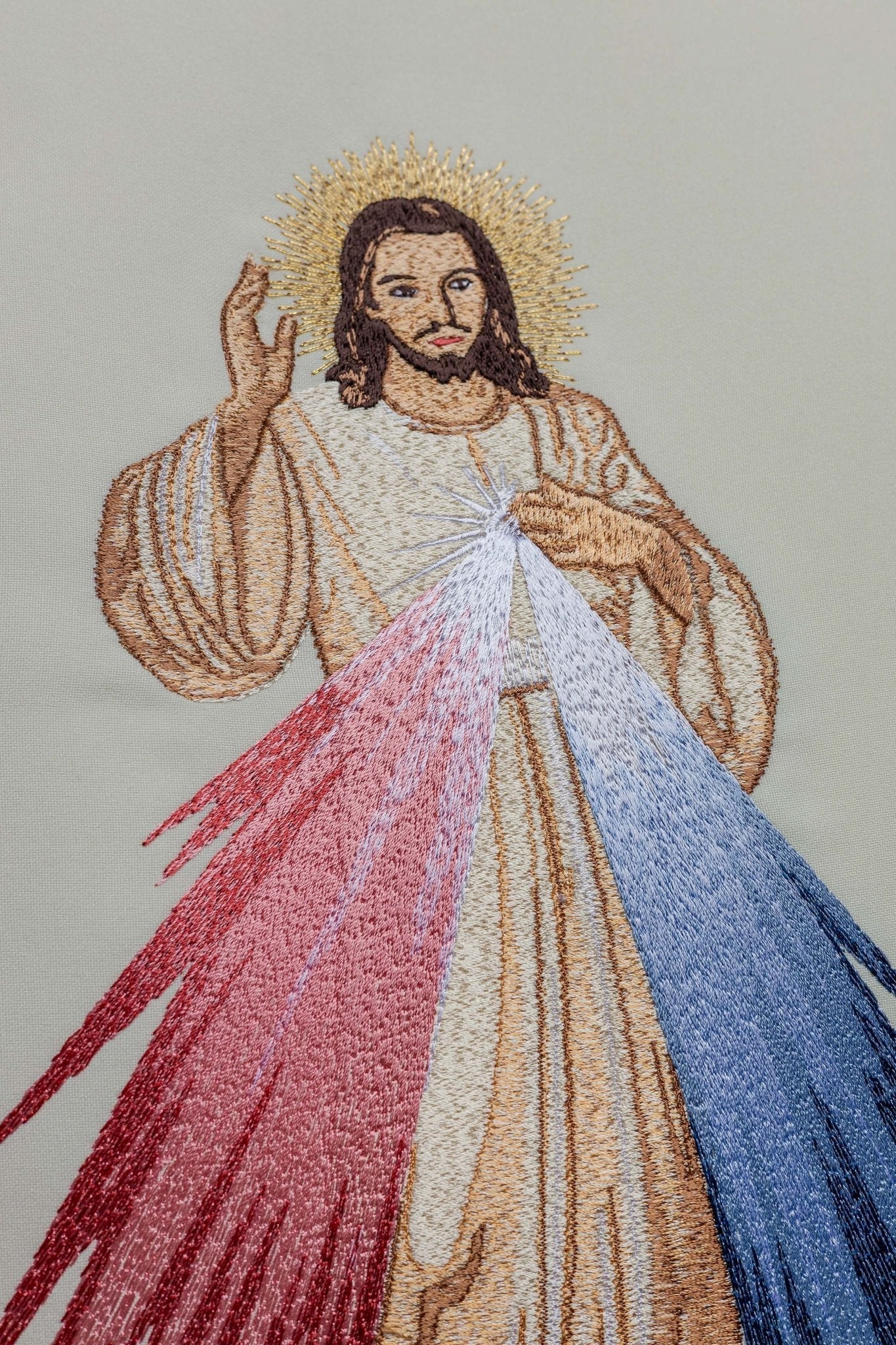 Casula bordada Jesus Misericordioso e IHS creme