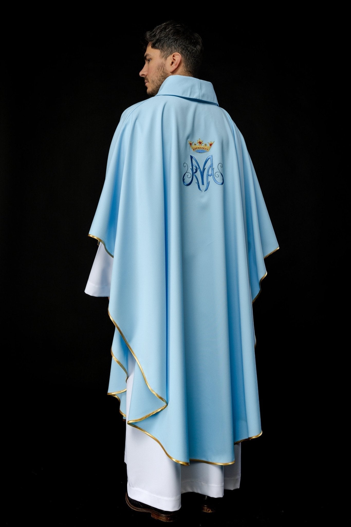 Casula mariana azul com bordado dourado