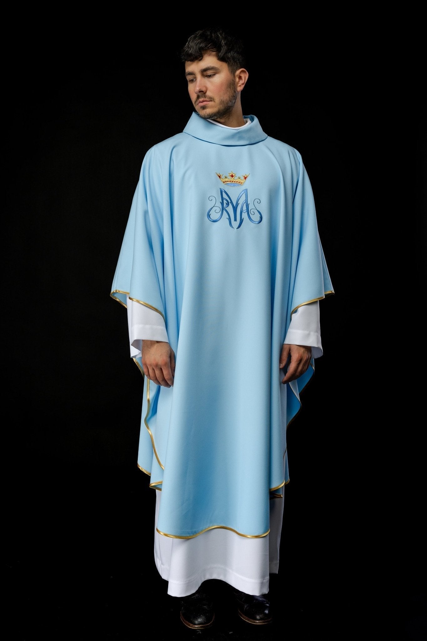 Casula mariana azul com bordado dourado