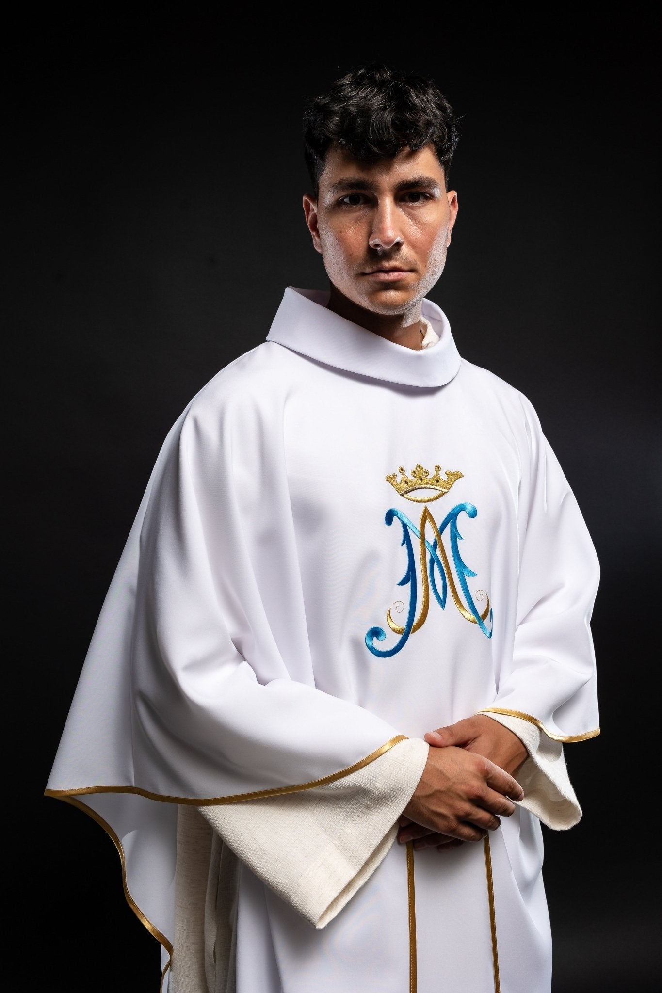 Casula branca bordada com motivo mariano