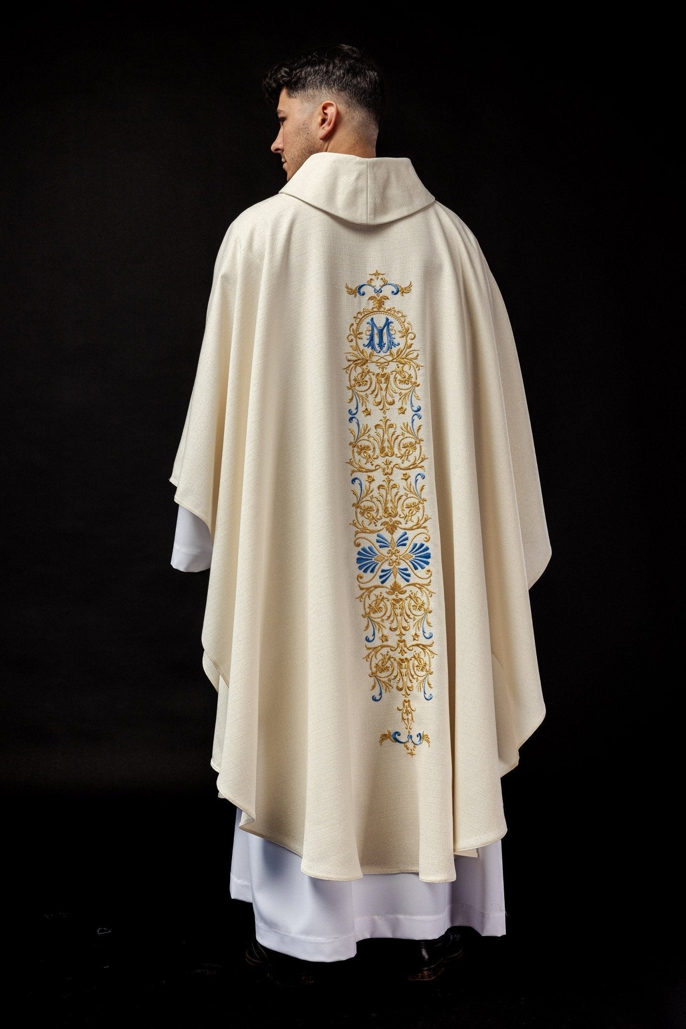 Casula de tecido brilhante com bordados