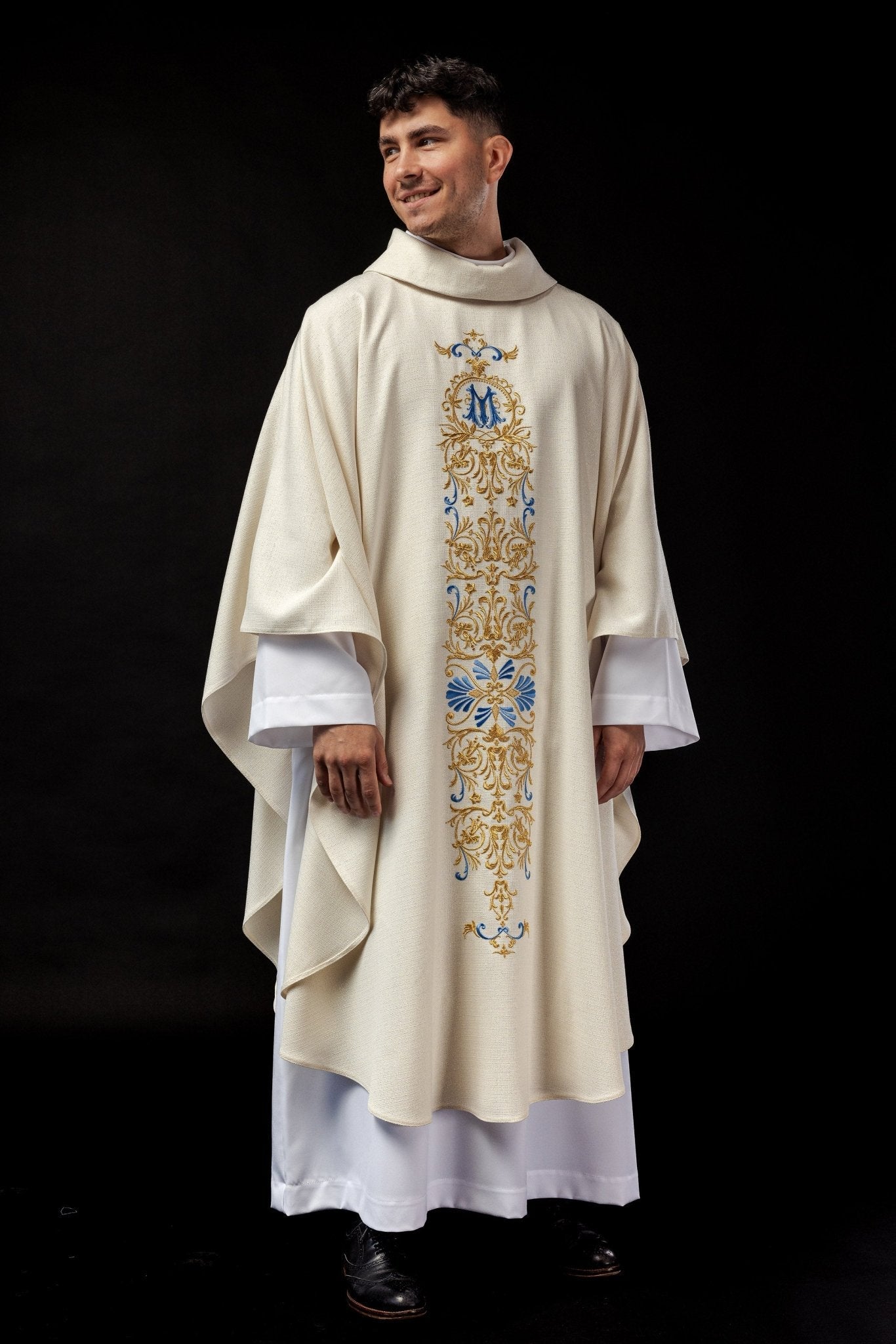 Casula de tecido brilhante com bordados