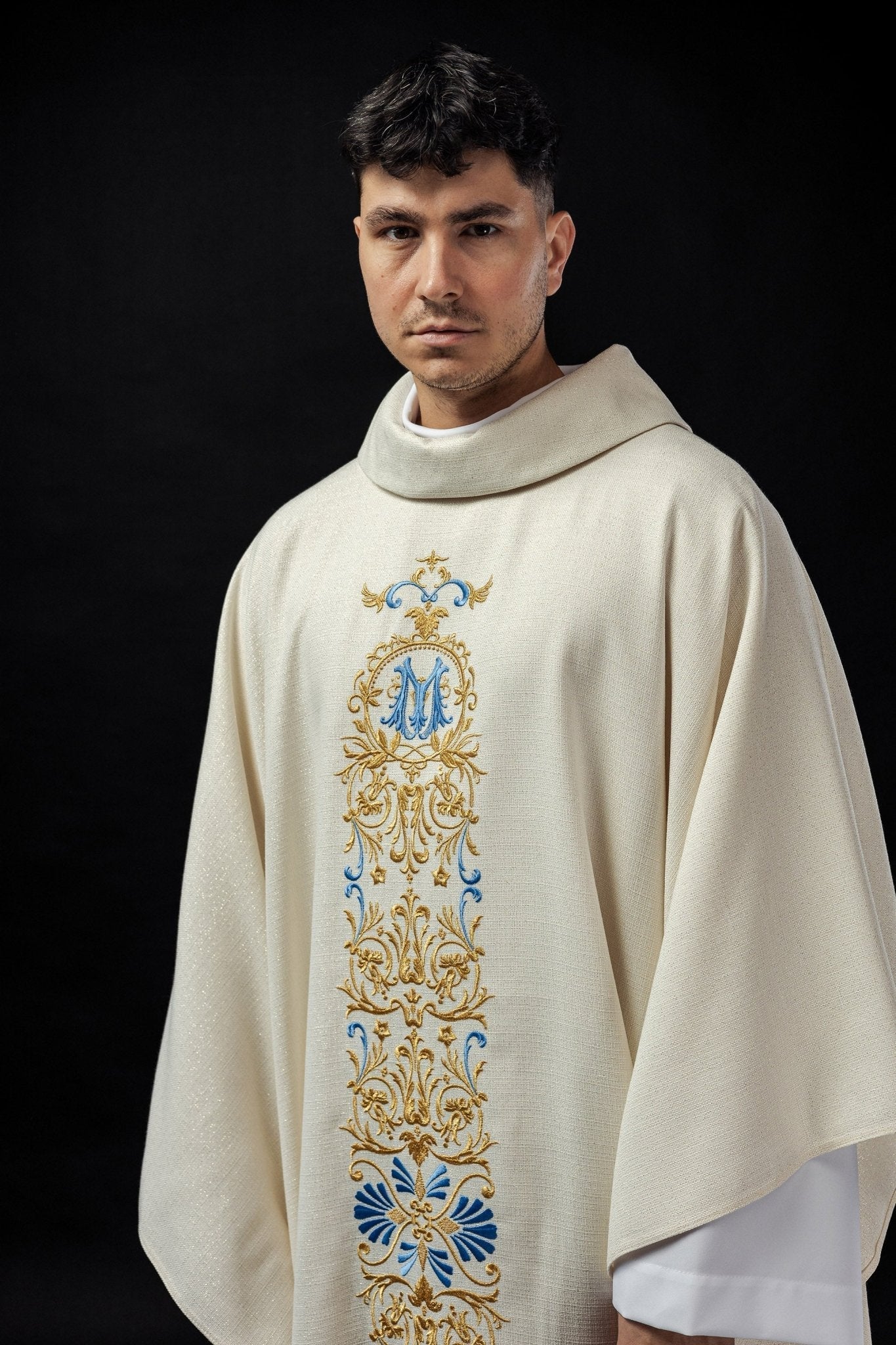Casula de tecido brilhante com bordados