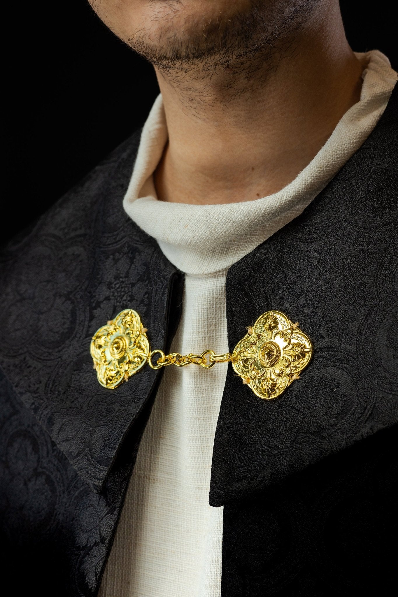 Capa de asperges litúrgica preta com bordado dourado de cruz em jacquard