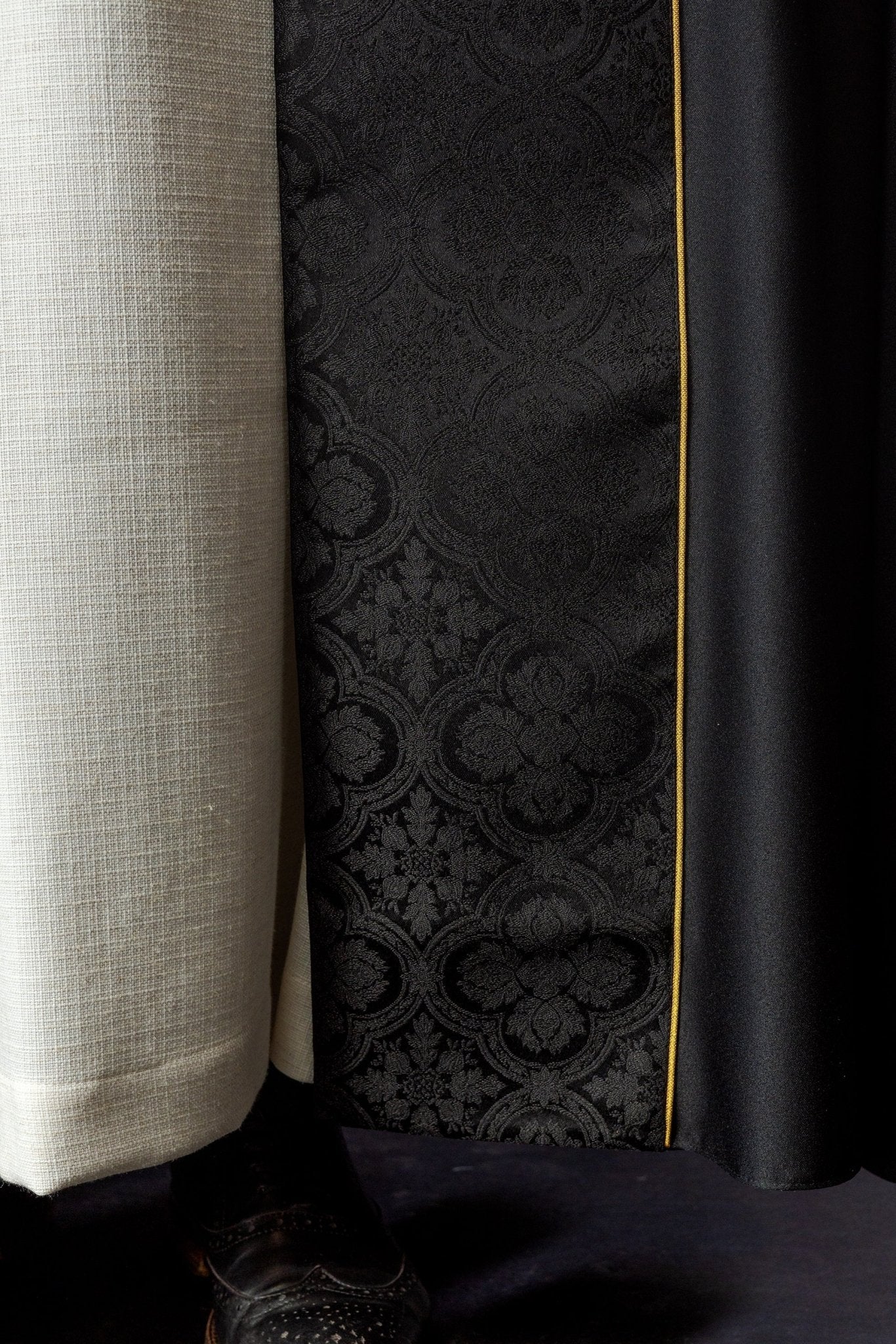 Capa de asperges litúrgica preta com bordado dourado de cruz em jacquard