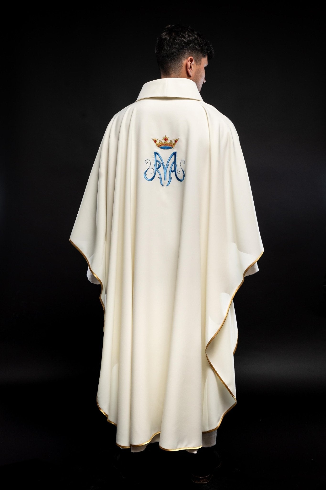 Casula mariana creme com bordado dourado e azul