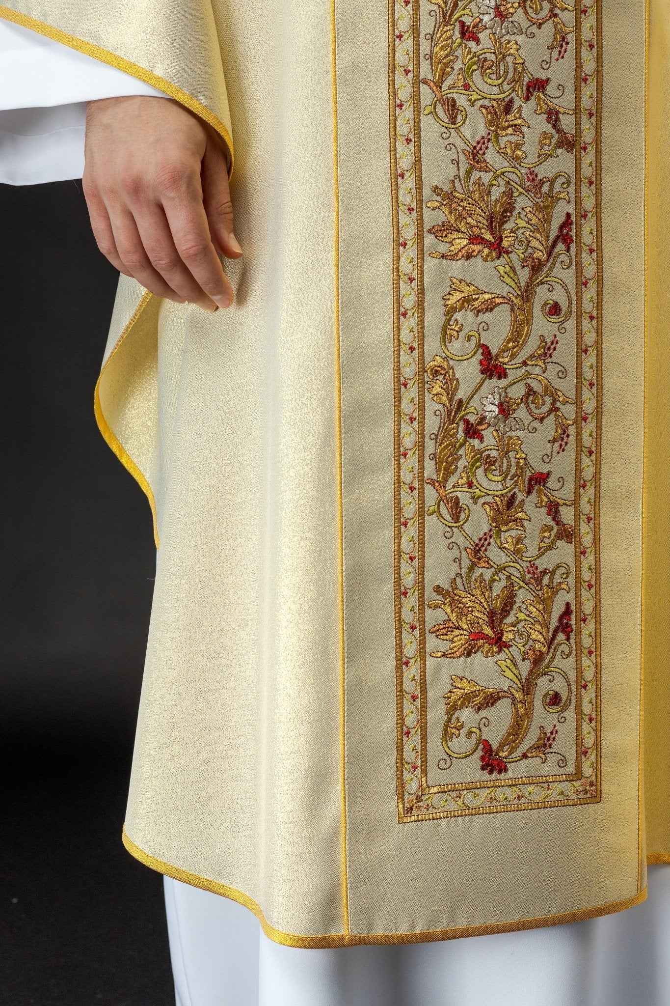 Casula creme com IHS bordado dourado
