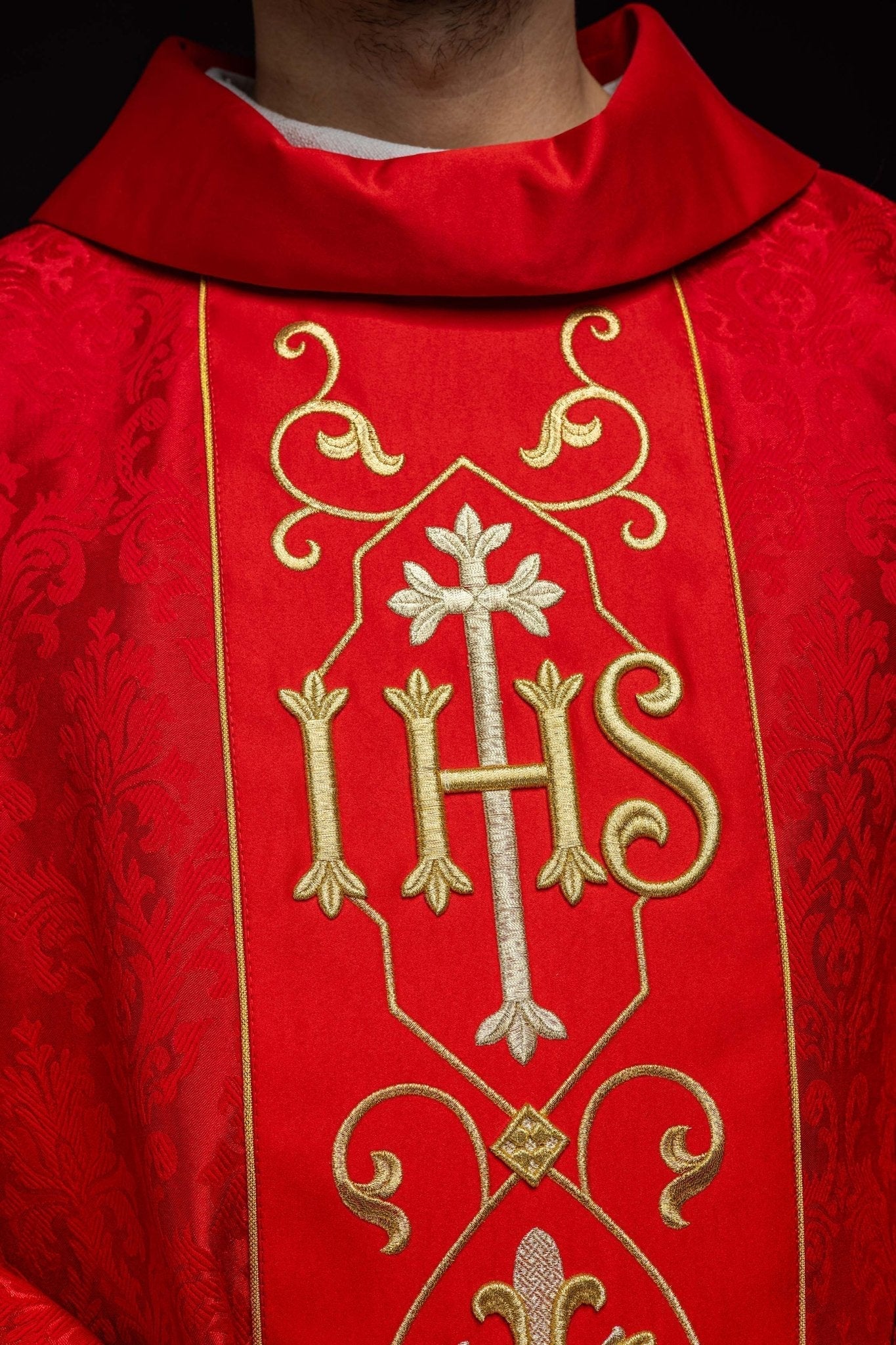 Casula vermelha com bordado IHS e tecido decorado