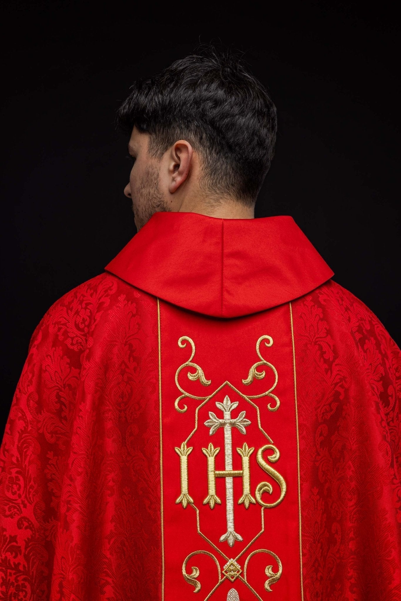Casula vermelha com bordado IHS e tecido decorado