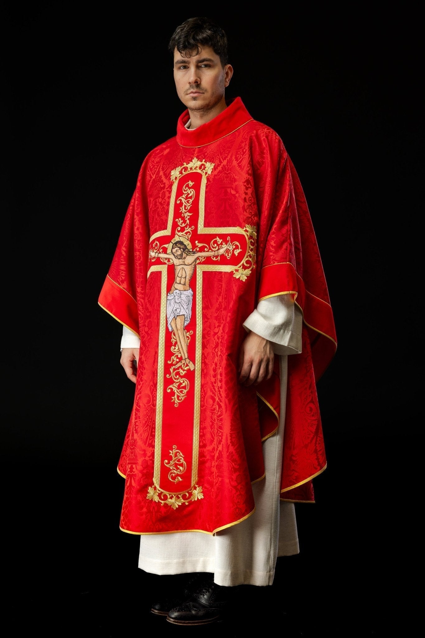 Casula vermelha bordada com imagem de Jesus Cristo
