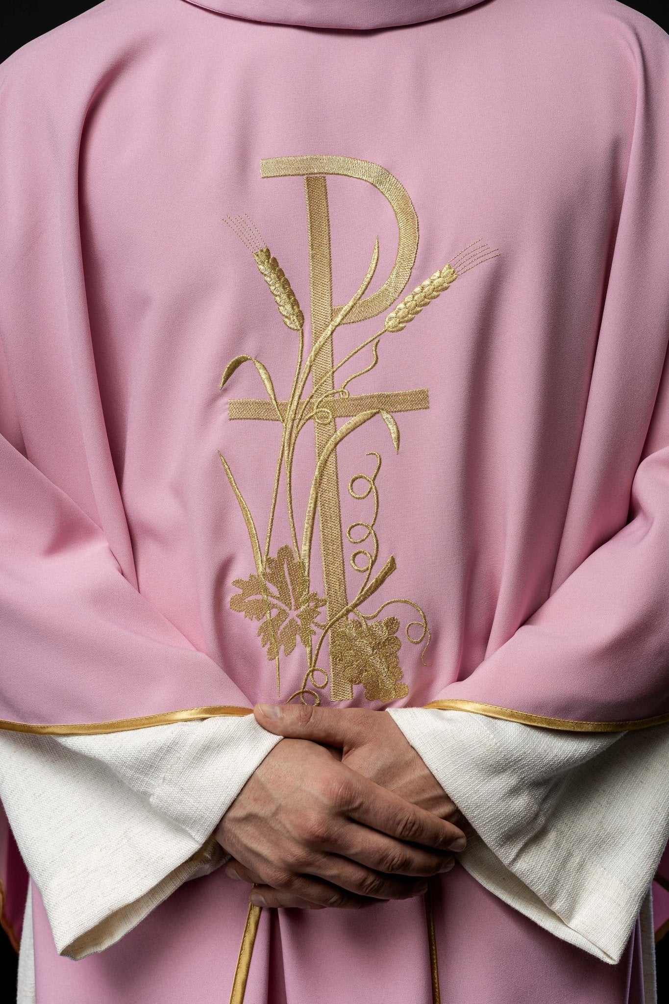 Casula rosa com bordado dourado PAX