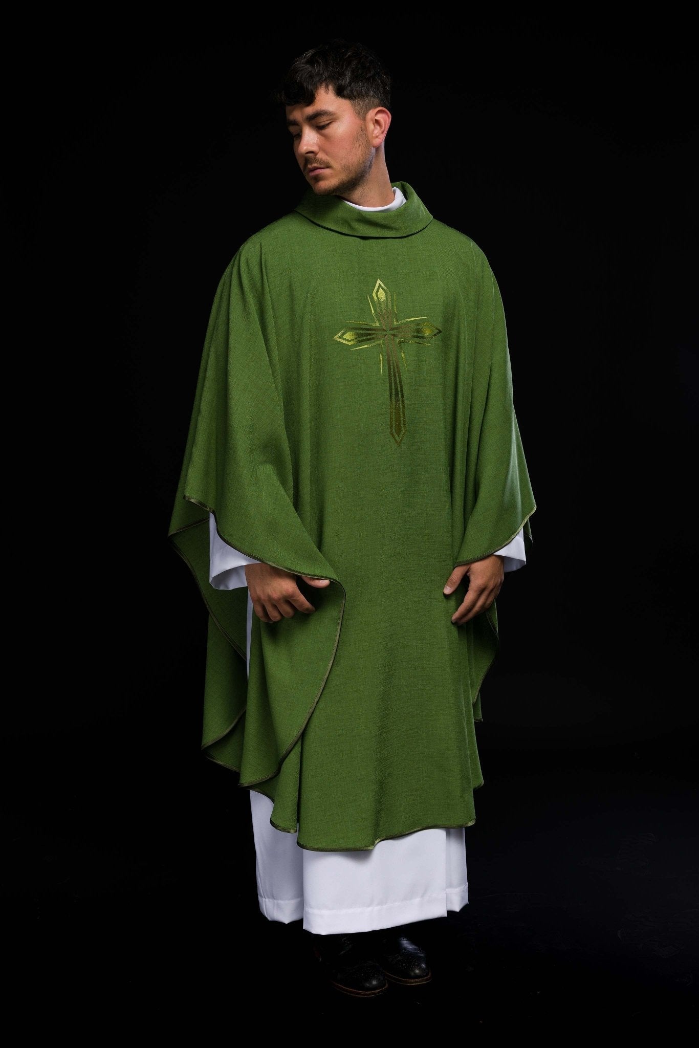 Casula verde com cruz bordada
