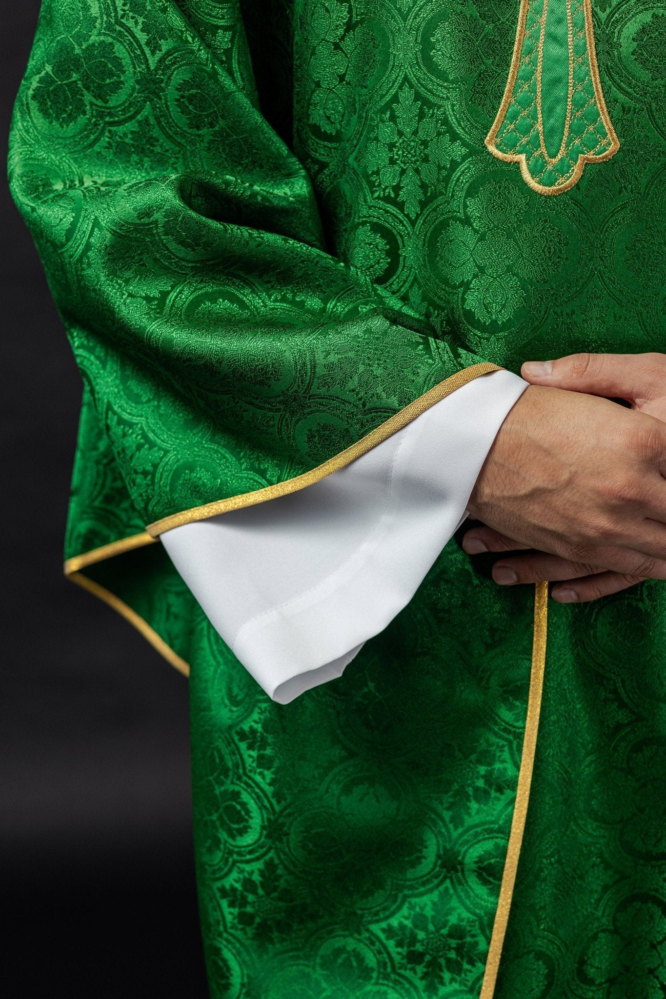 Casula verde com bordado de cruz