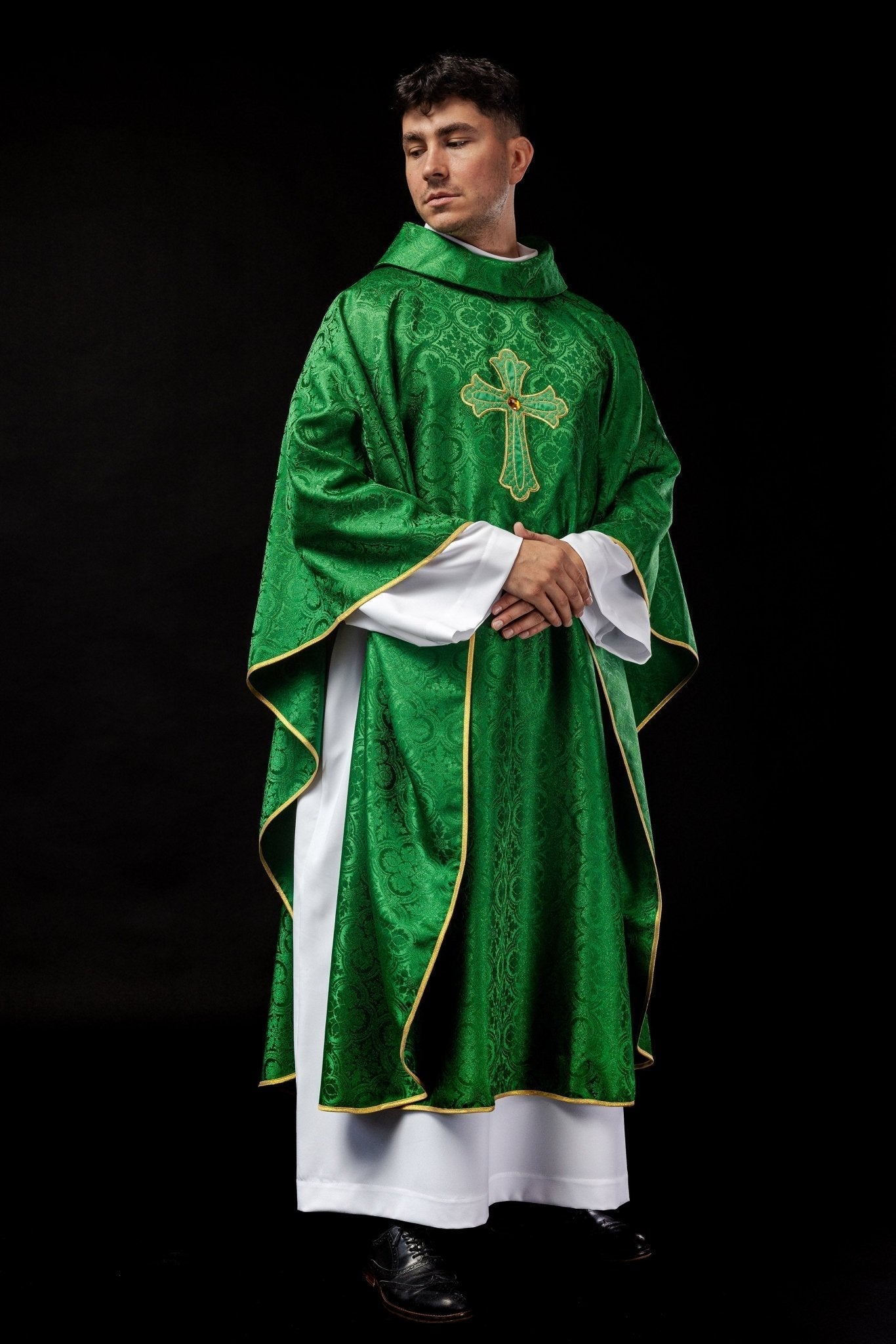 Casula verde com bordado de cruz