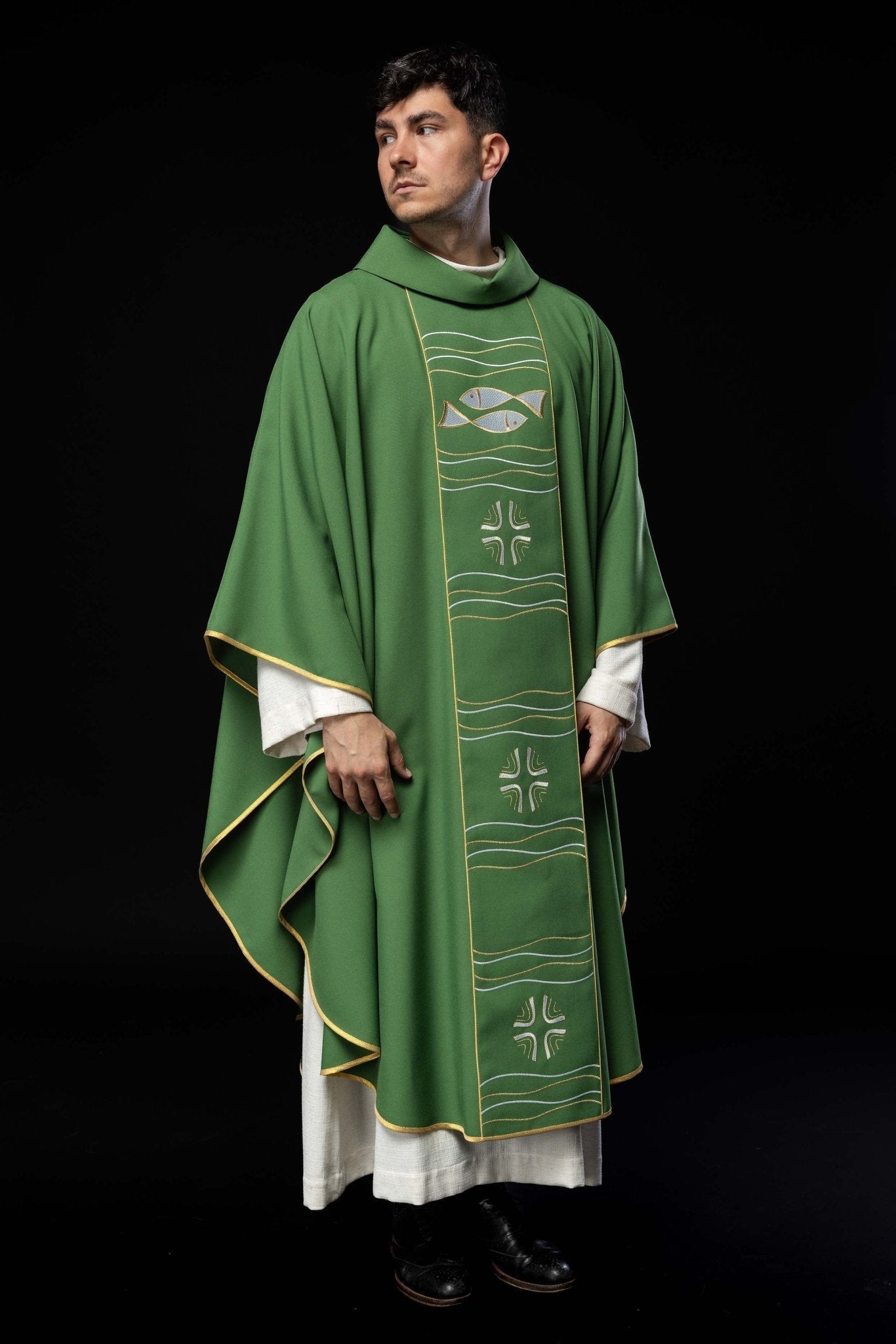 Casula verde com bordado de cruz e peixe