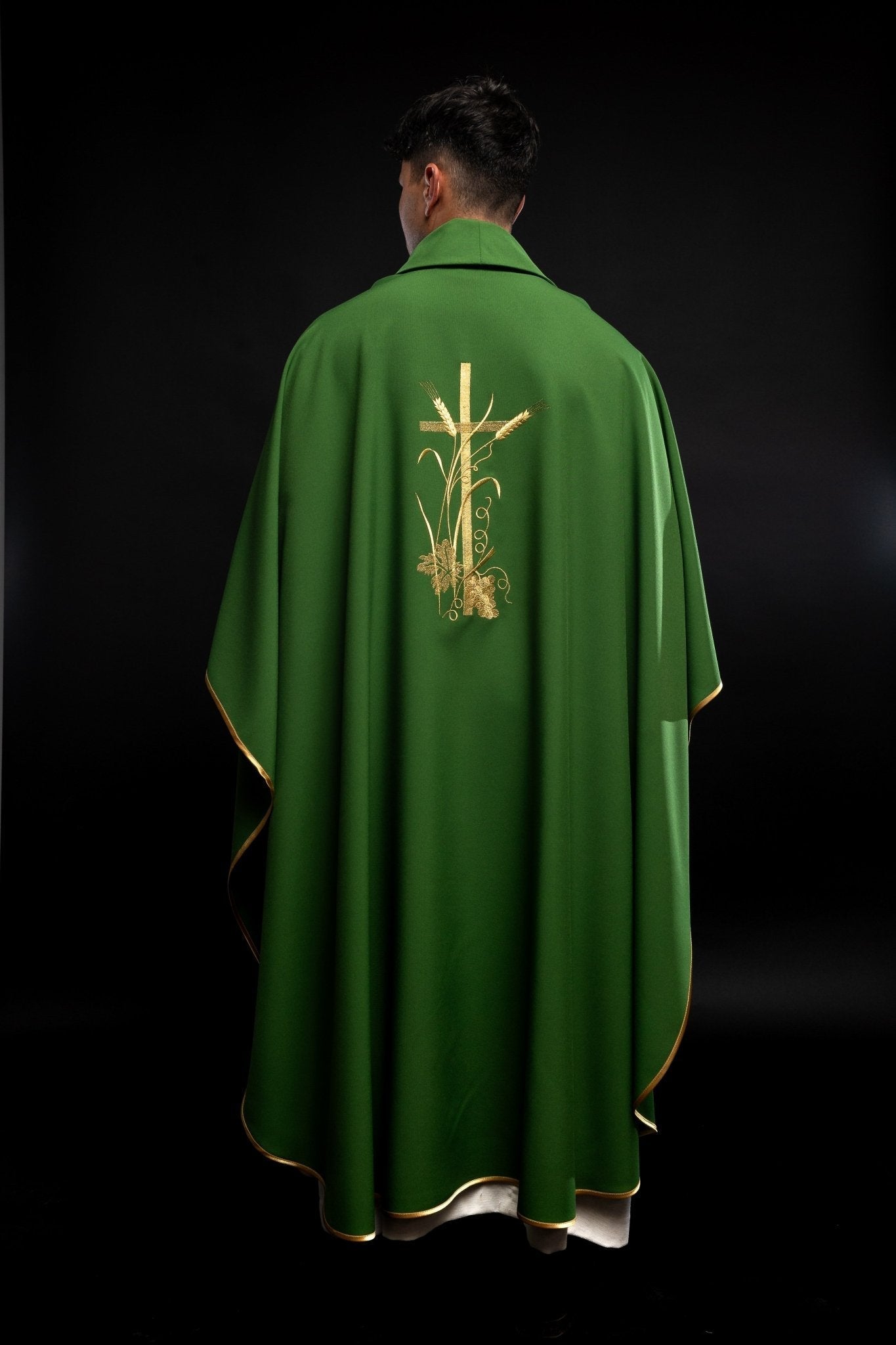 Casula verde com bordado dourado PAX