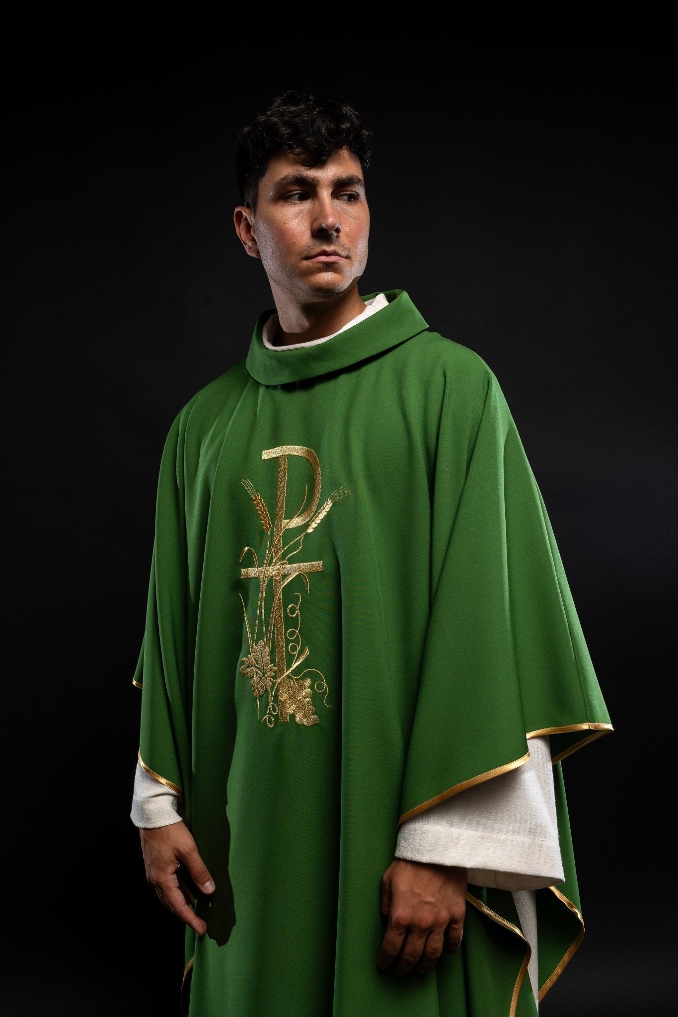 Casula verde com bordado dourado PAX