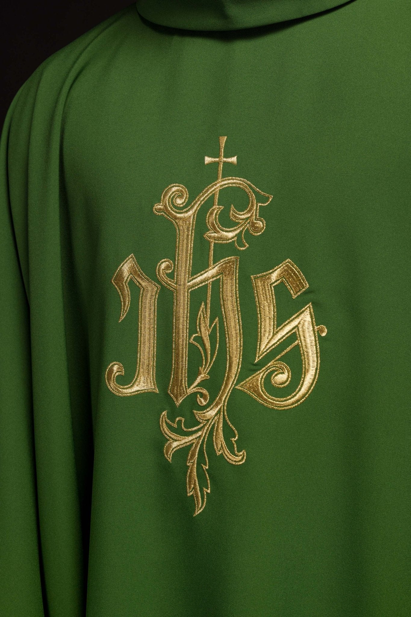 Casula verde com bordado dourado IHS