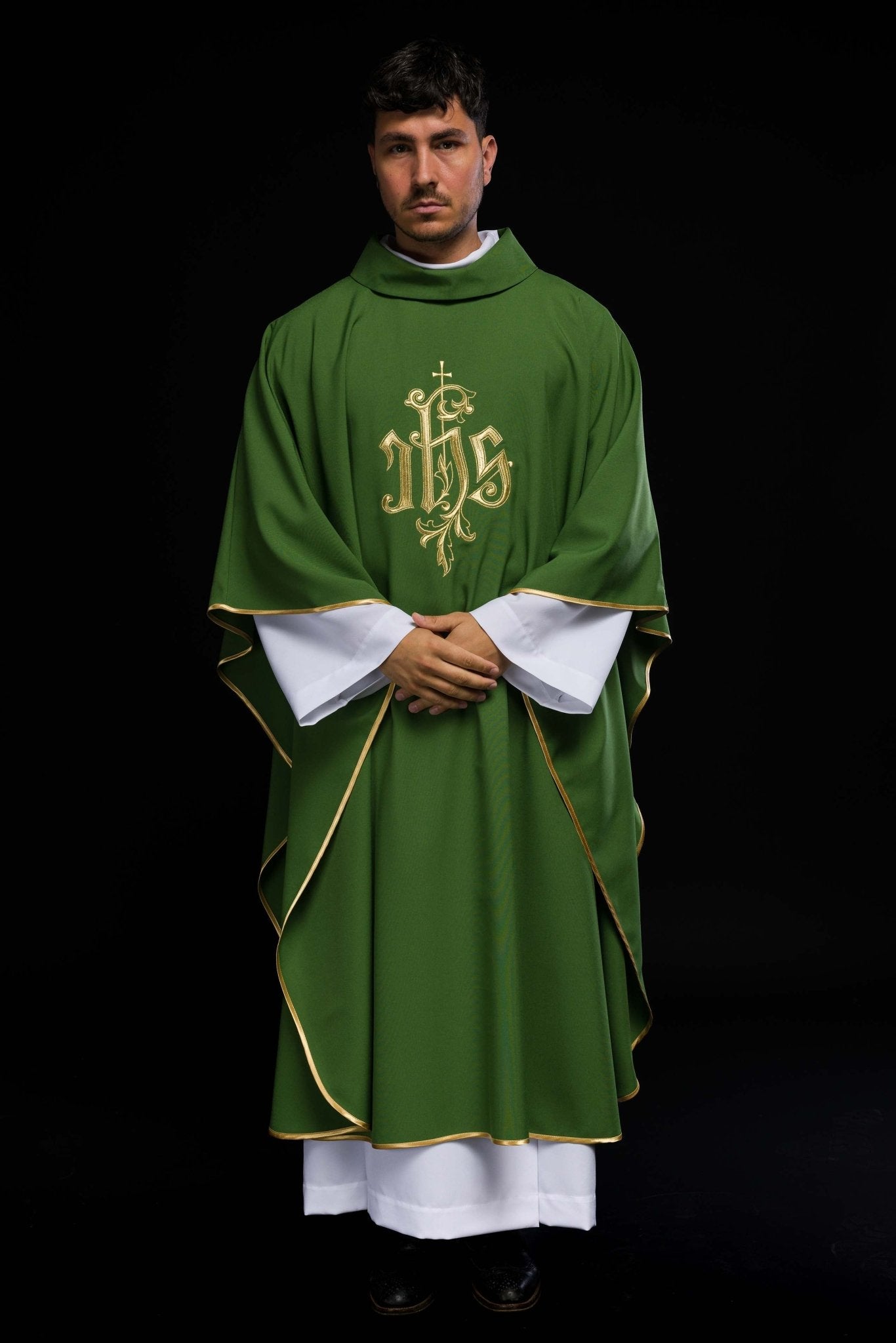 Casula verde com bordado dourado IHS
