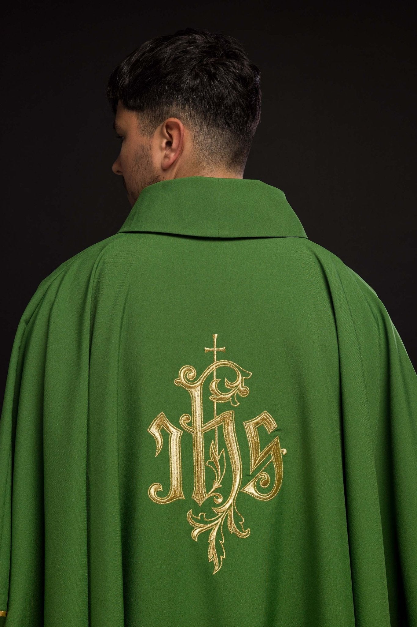 Casula verde com bordado dourado IHS
