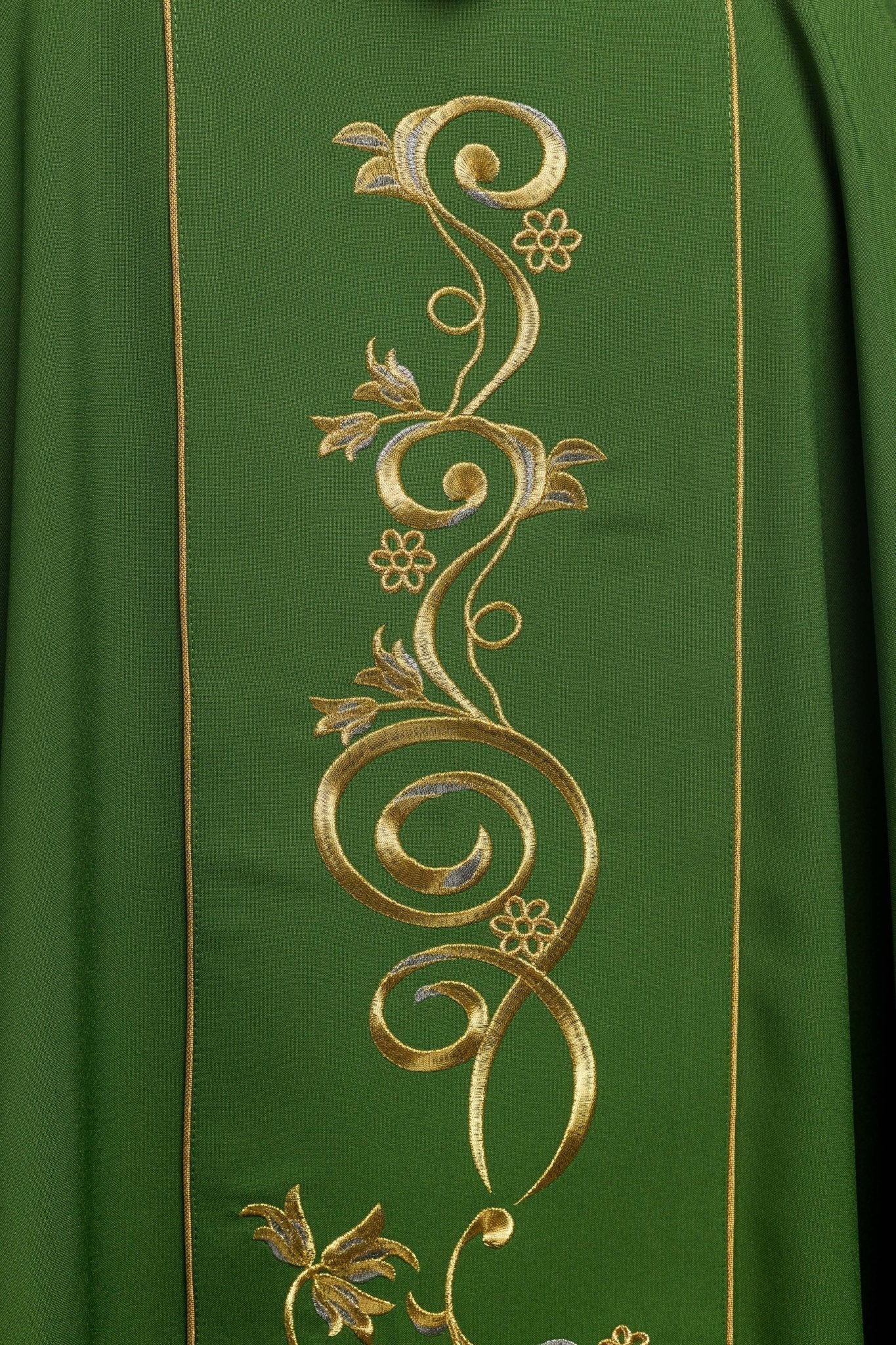 Casula verde ricamente bordada com IHS dourado e faixa larga