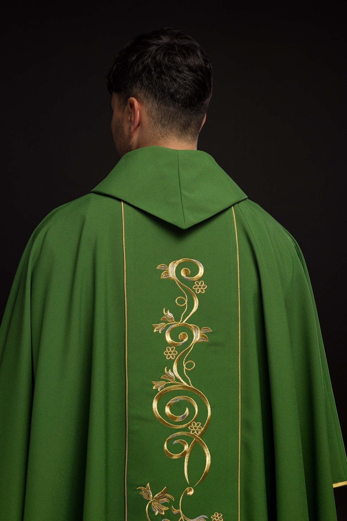 Casula verde ricamente bordada com IHS dourado e faixa larga