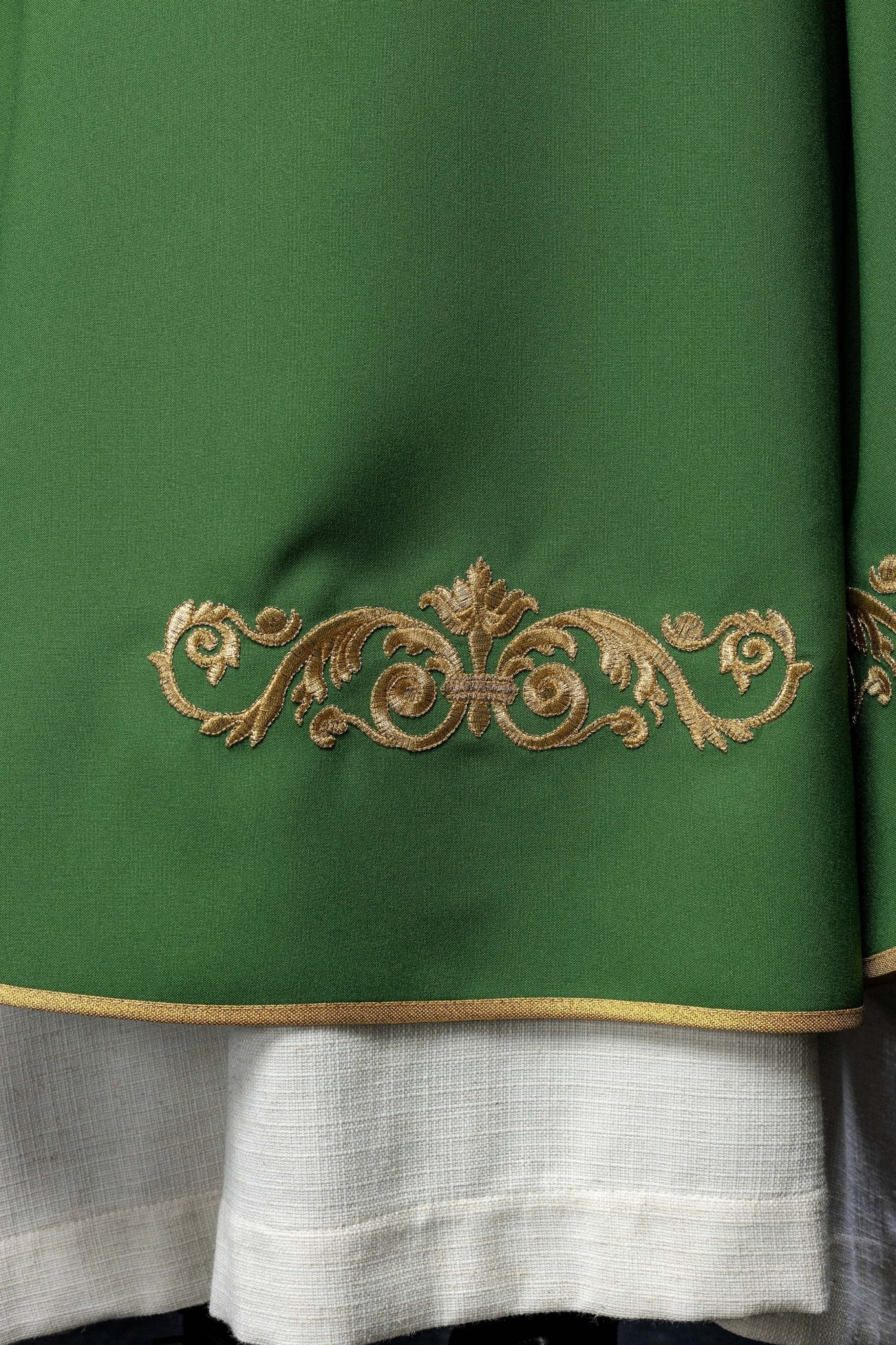 Casula verde com bordado dourado IHS e acabamento decorativo