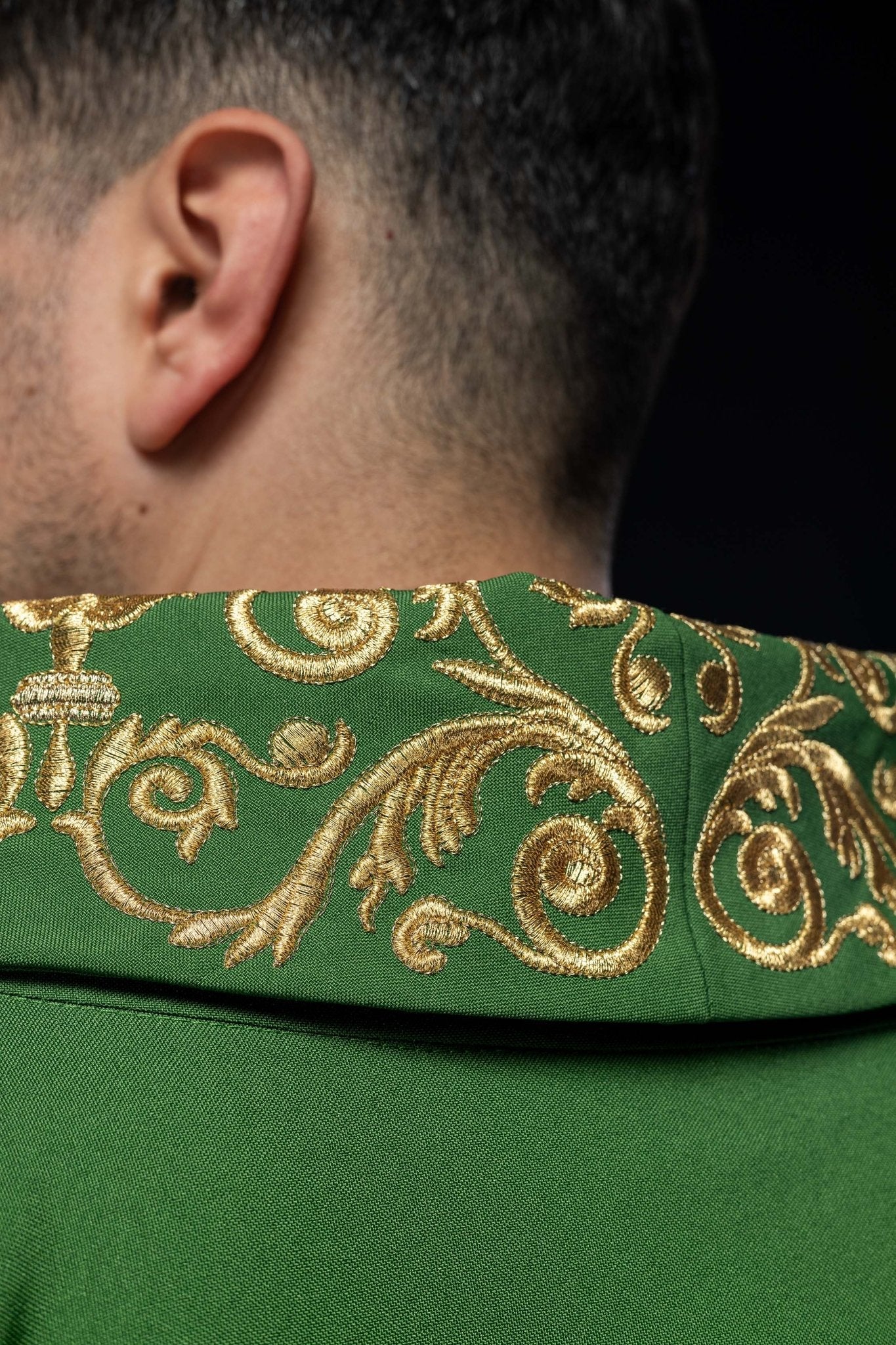 Casula verde com bordado dourado IHS e acabamento decorativo