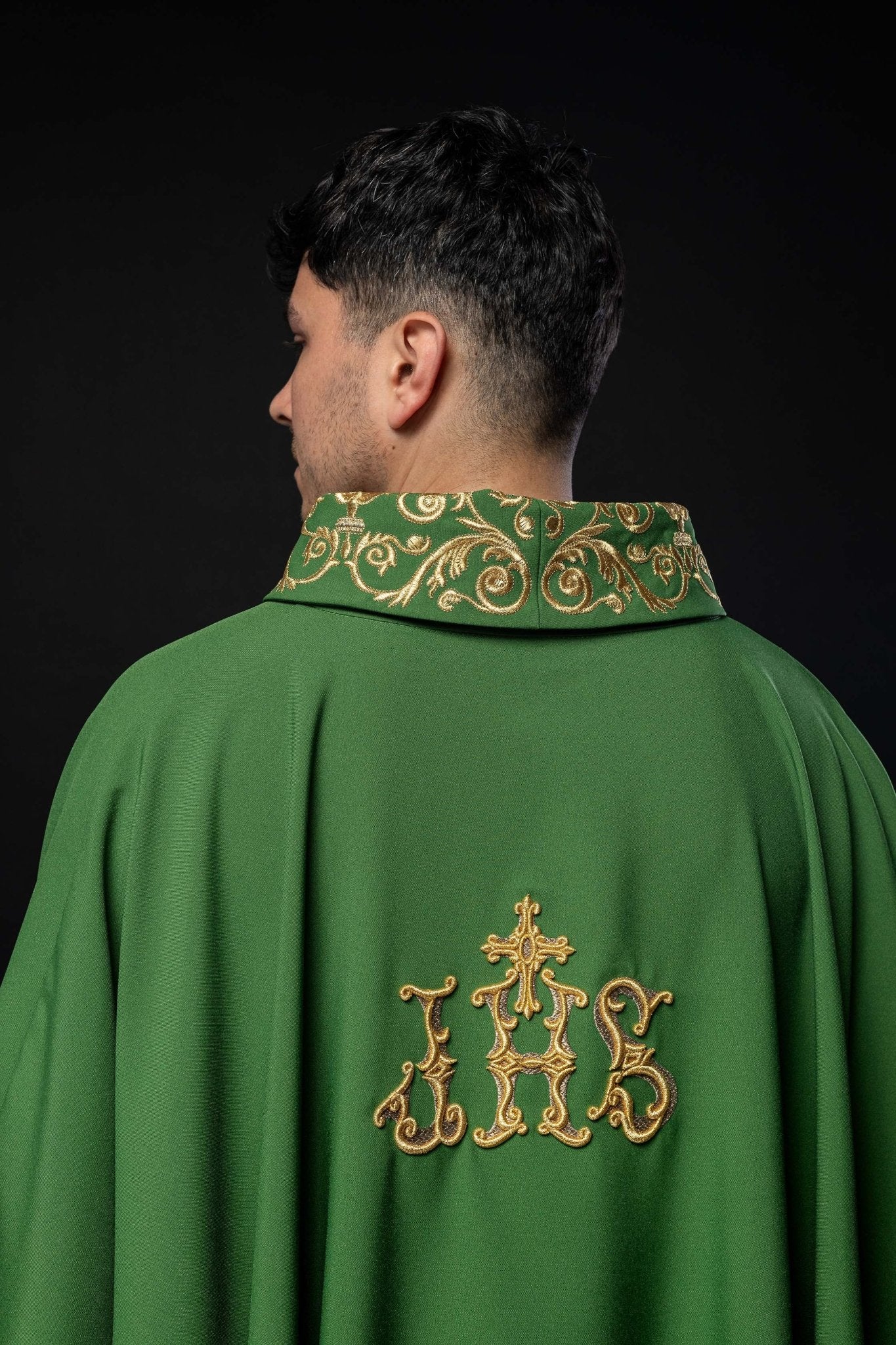 Casula verde com bordado dourado IHS e acabamento decorativo