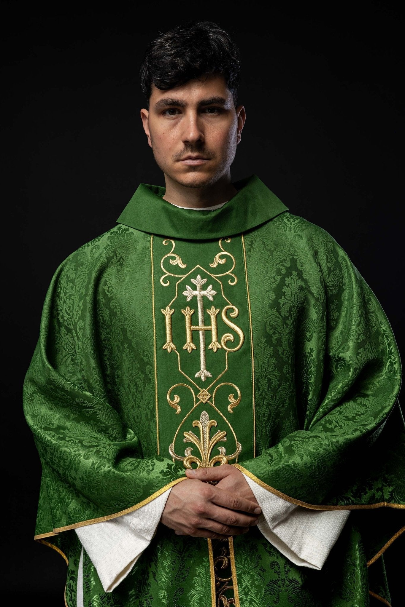 Casula verde com IHS bordado