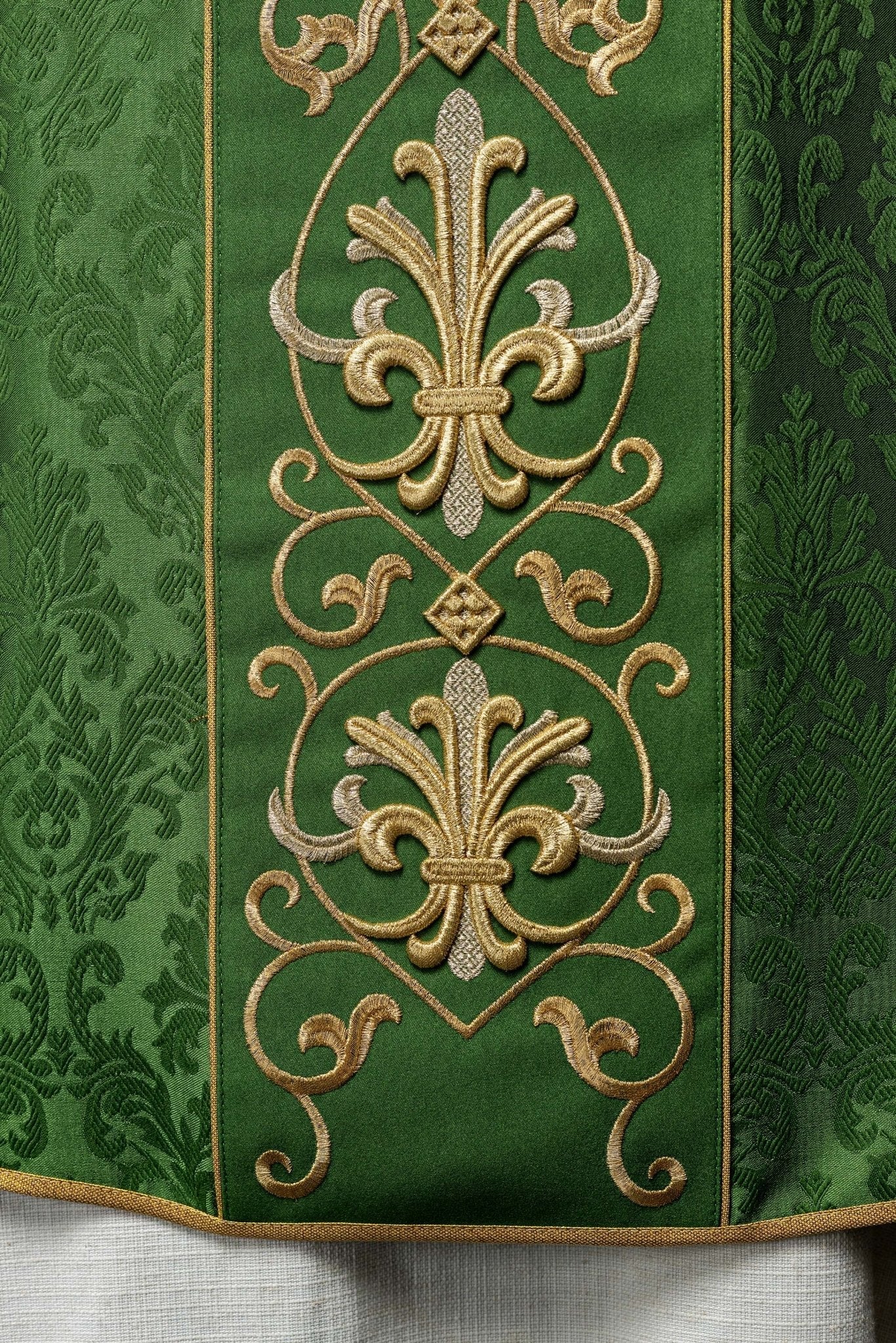 Casula verde com IHS bordado