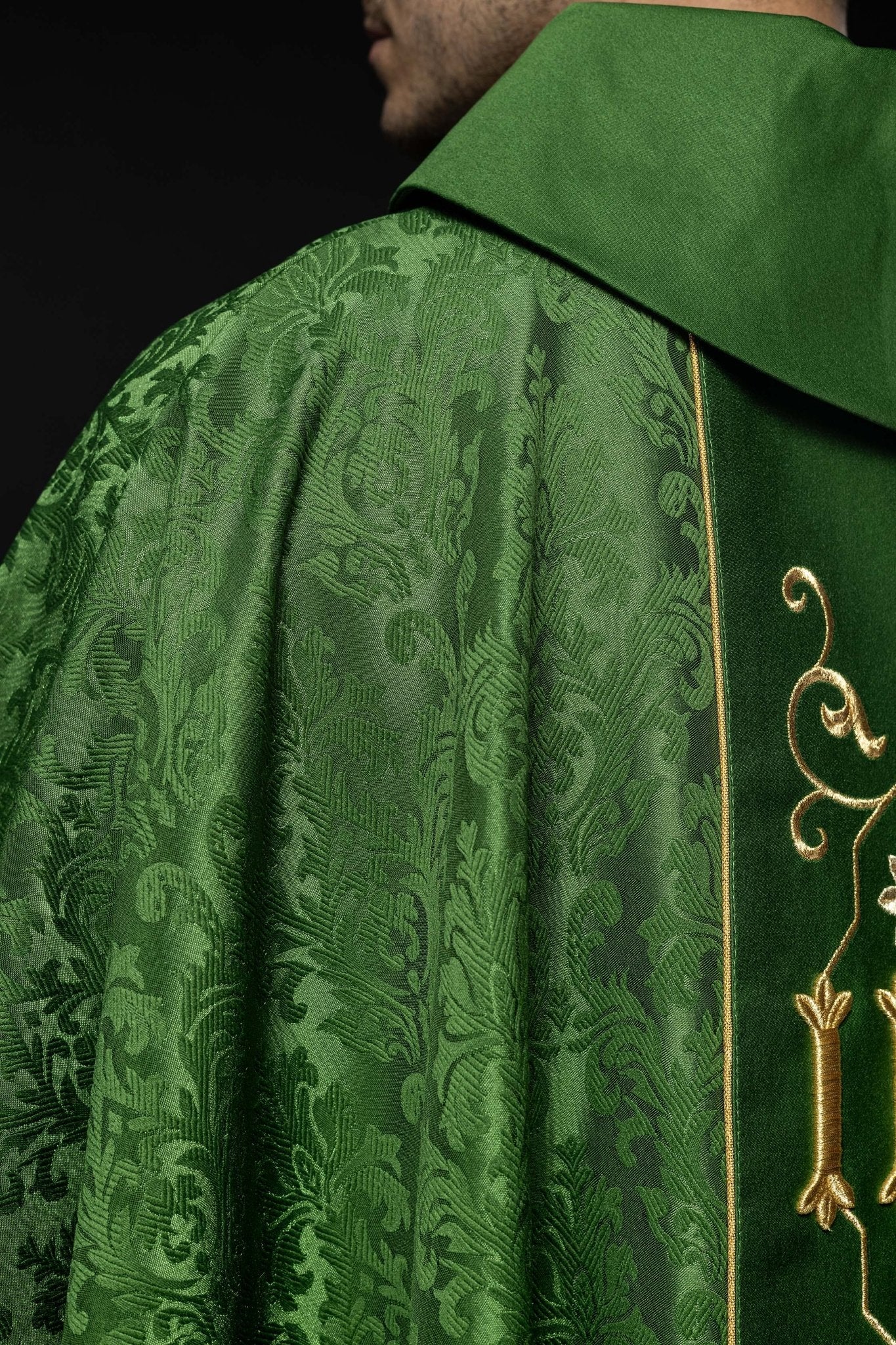 Casula verde com IHS bordado