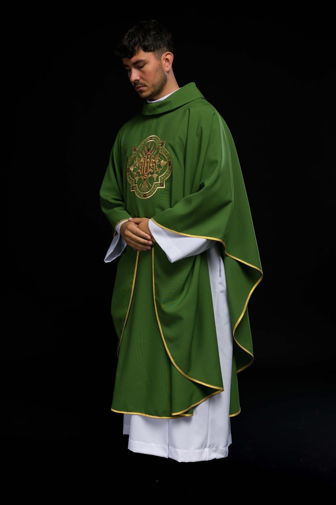 Casula verde com bordado IHS e PAX
