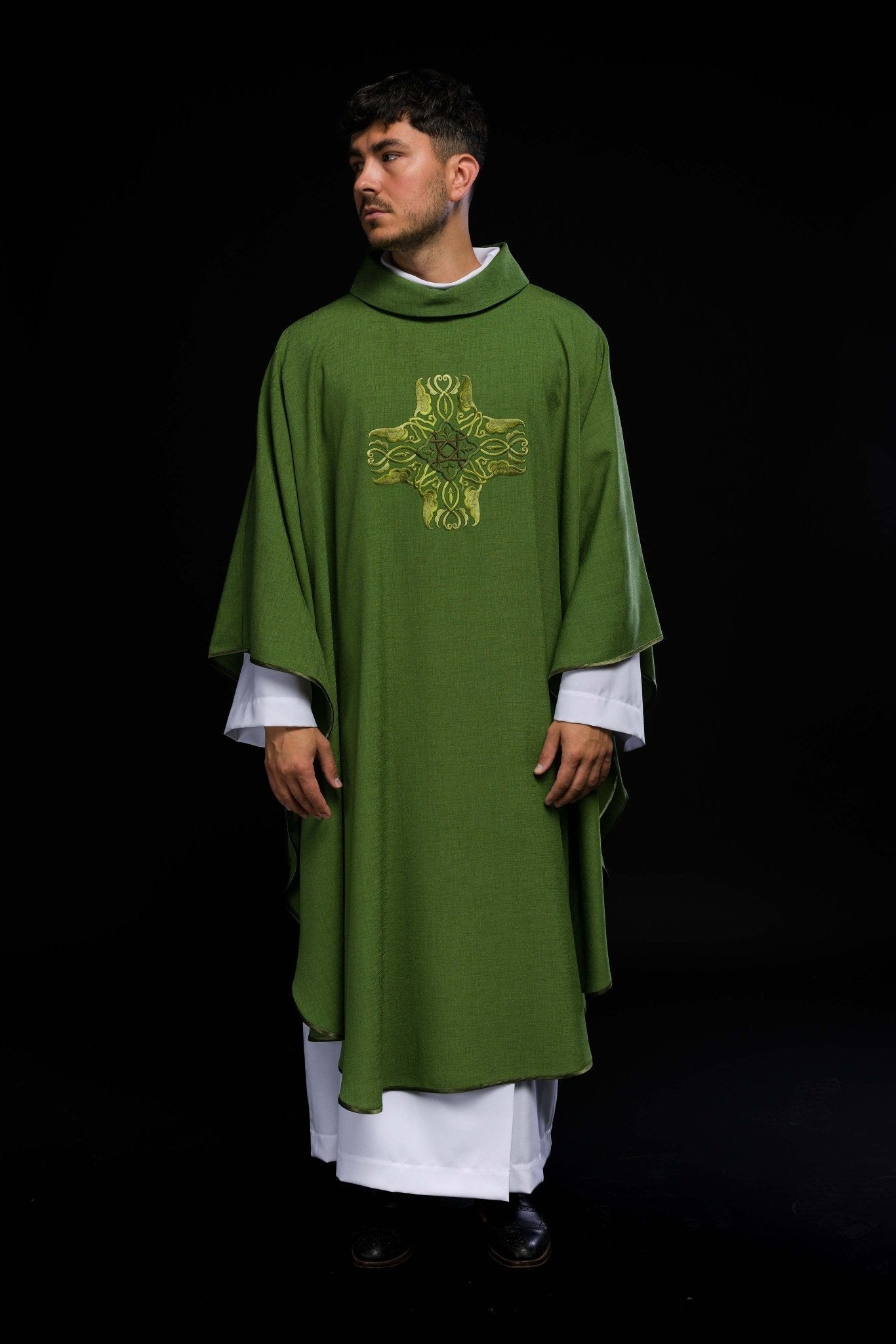 Casula verde com bordado de Cruz