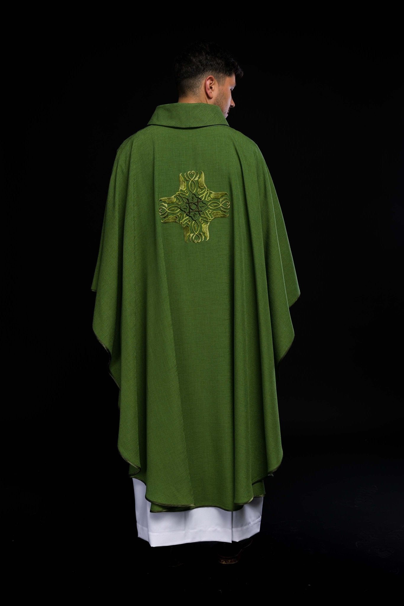 Casula verde com bordado de Cruz