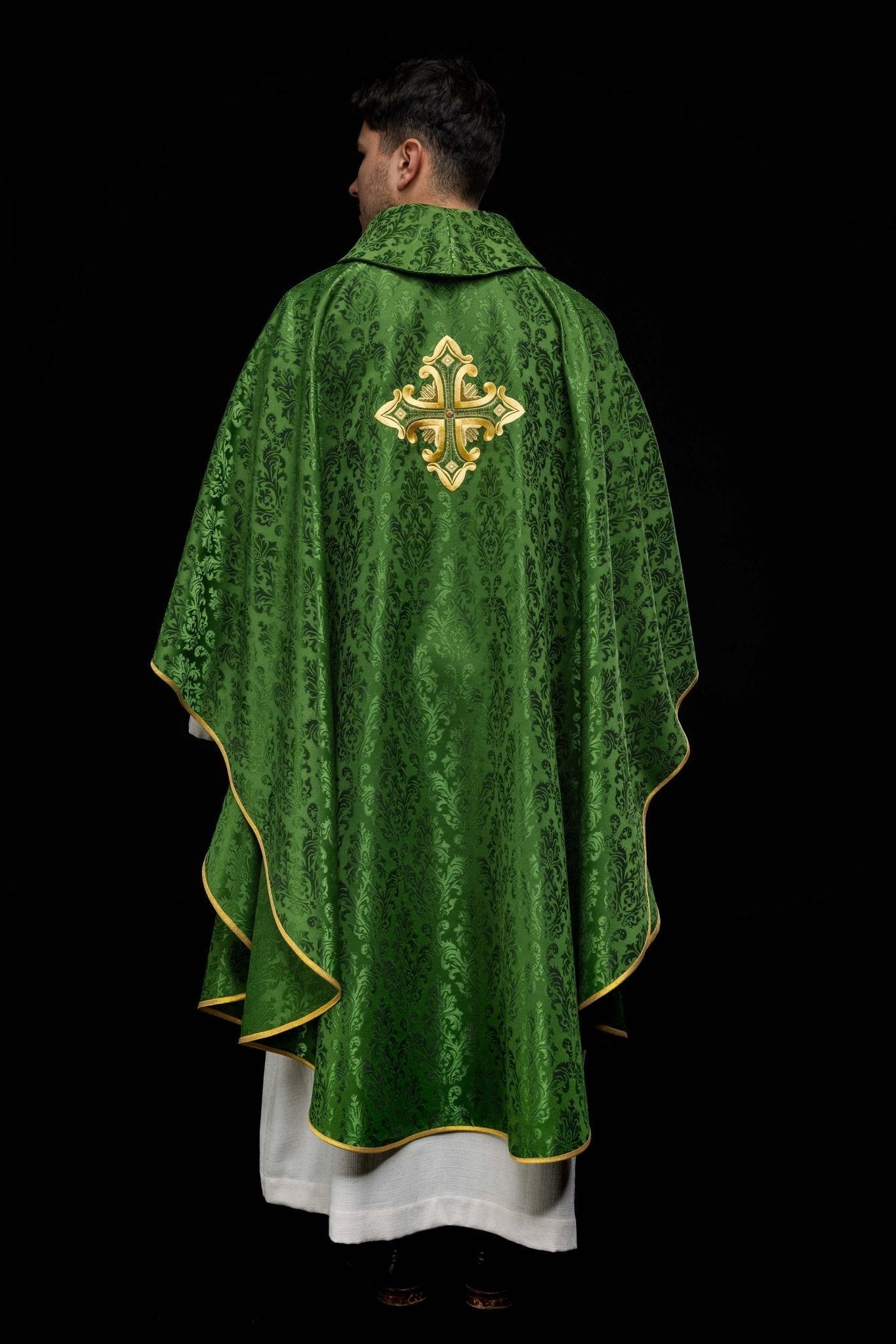 Casula verde com cruz bordada em tecido estampado